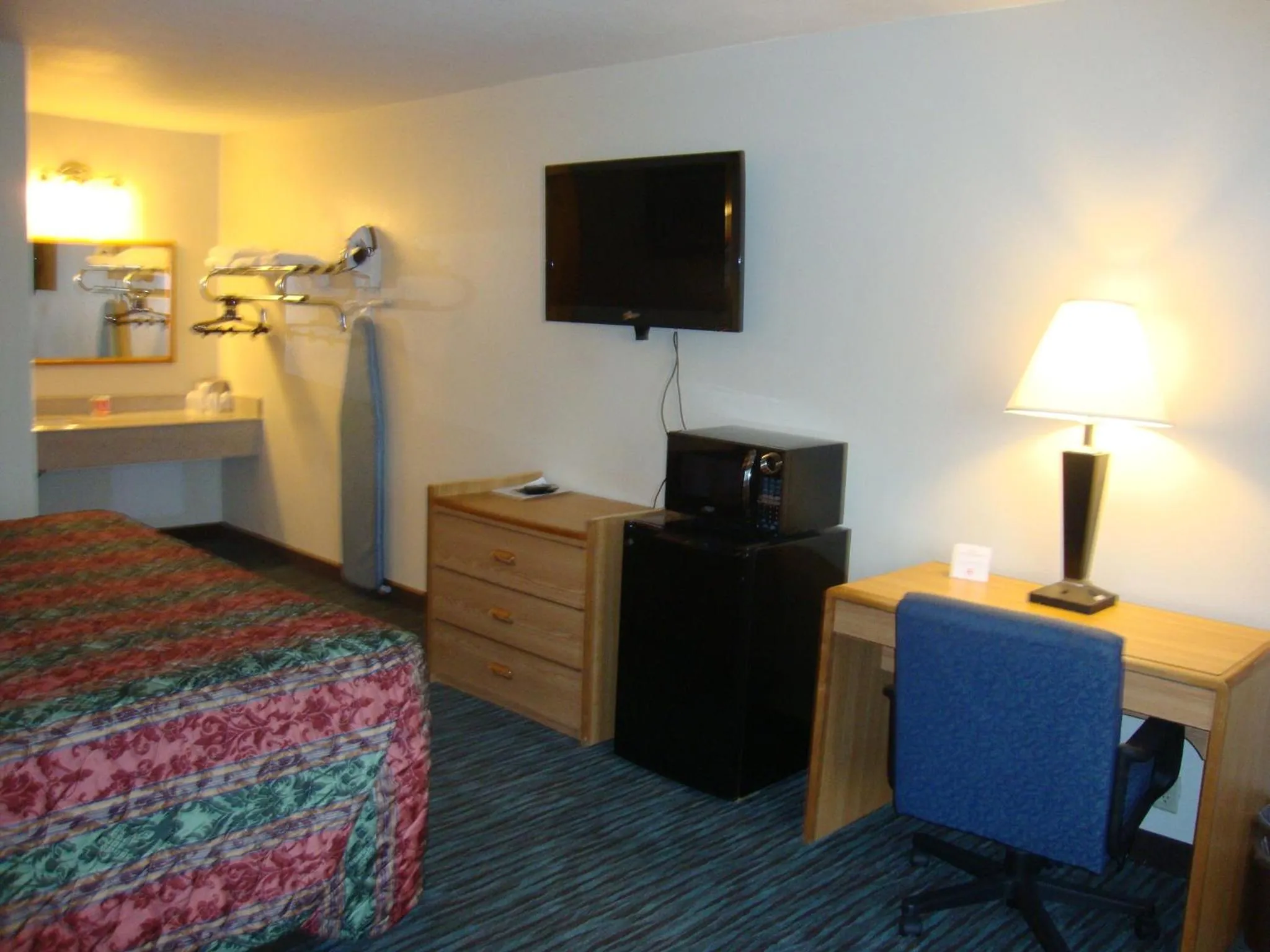 TV and multimedia, Bed in Econo Lodge Inn & Suites Jackson Northwest