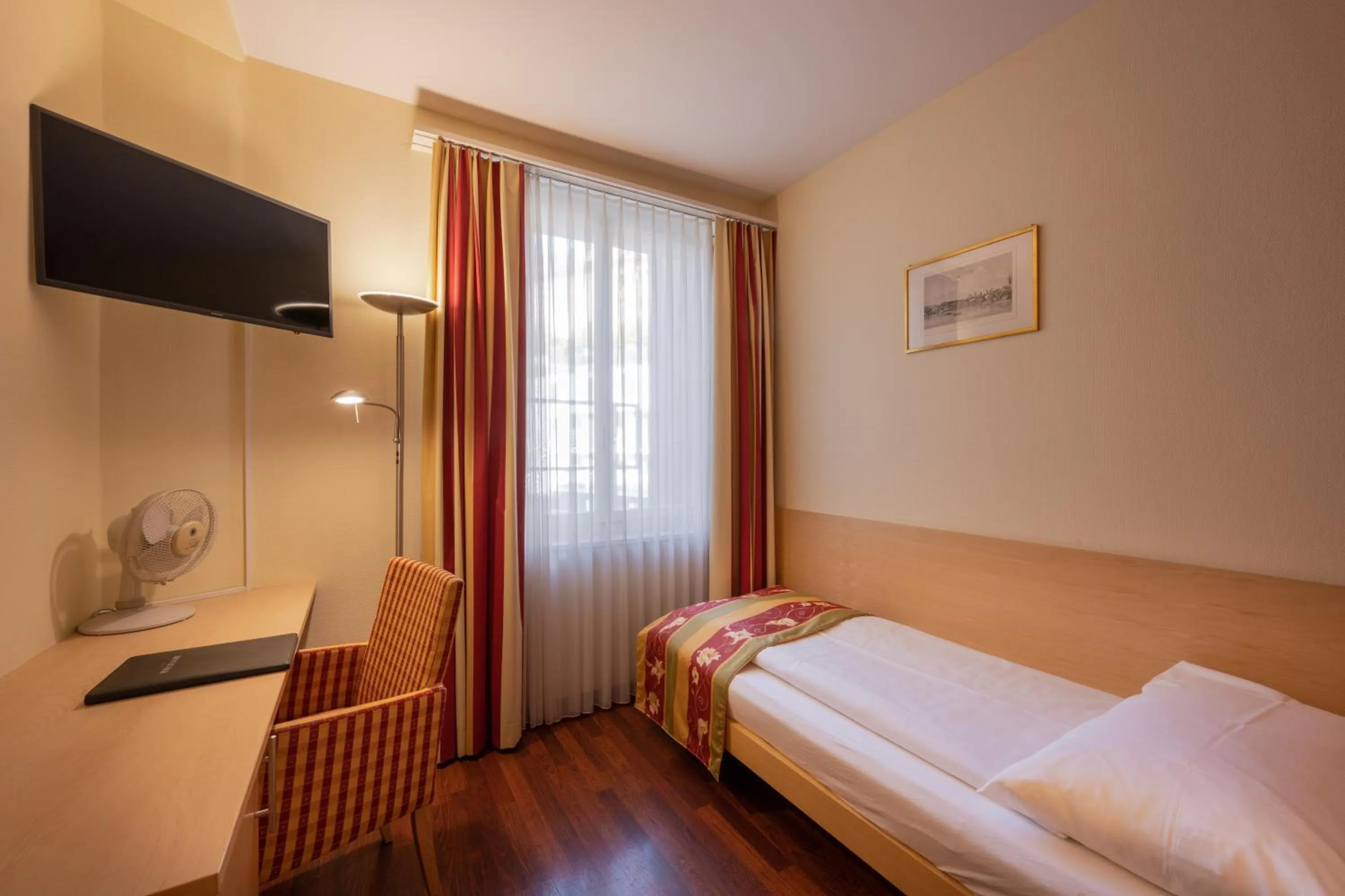 Photo of the whole room, Bed in Hotel De la Paix