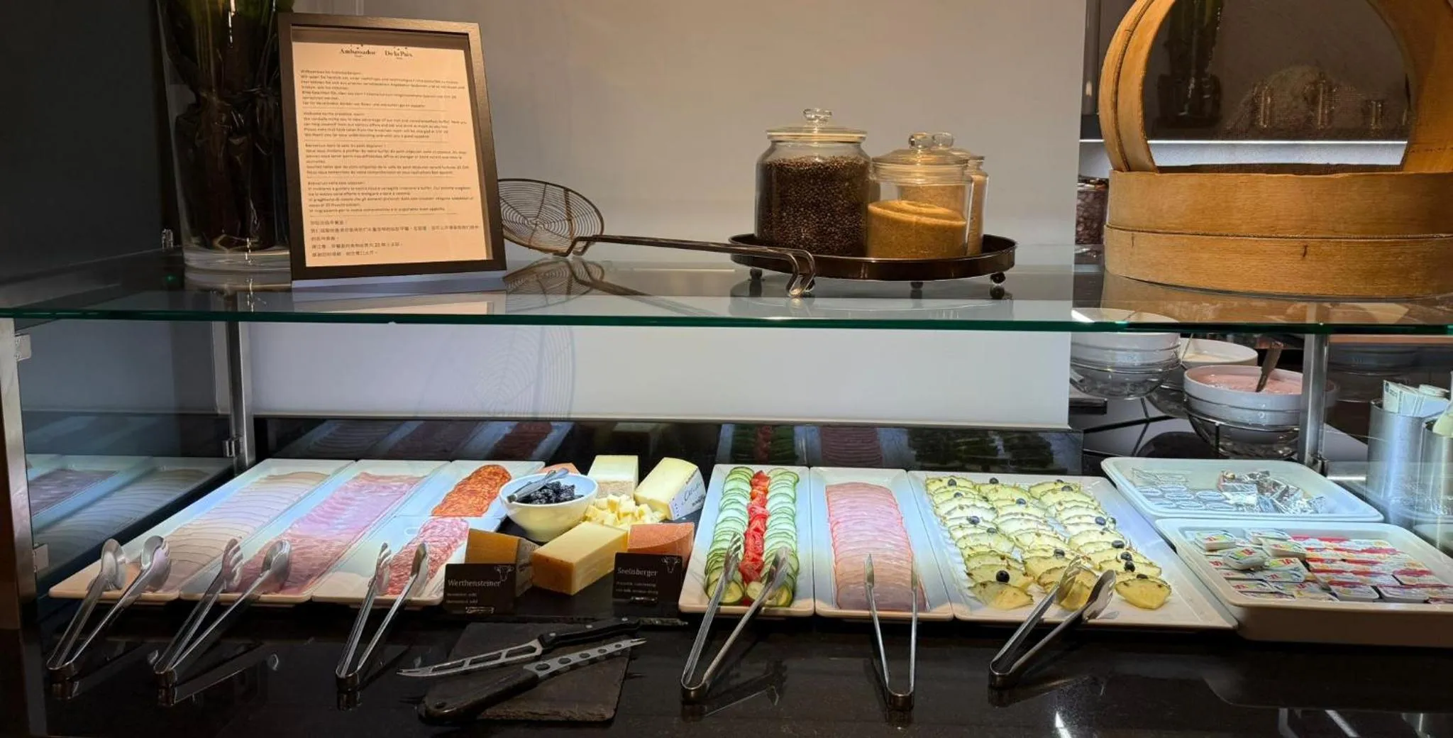 Breakfast in Hotel De la Paix