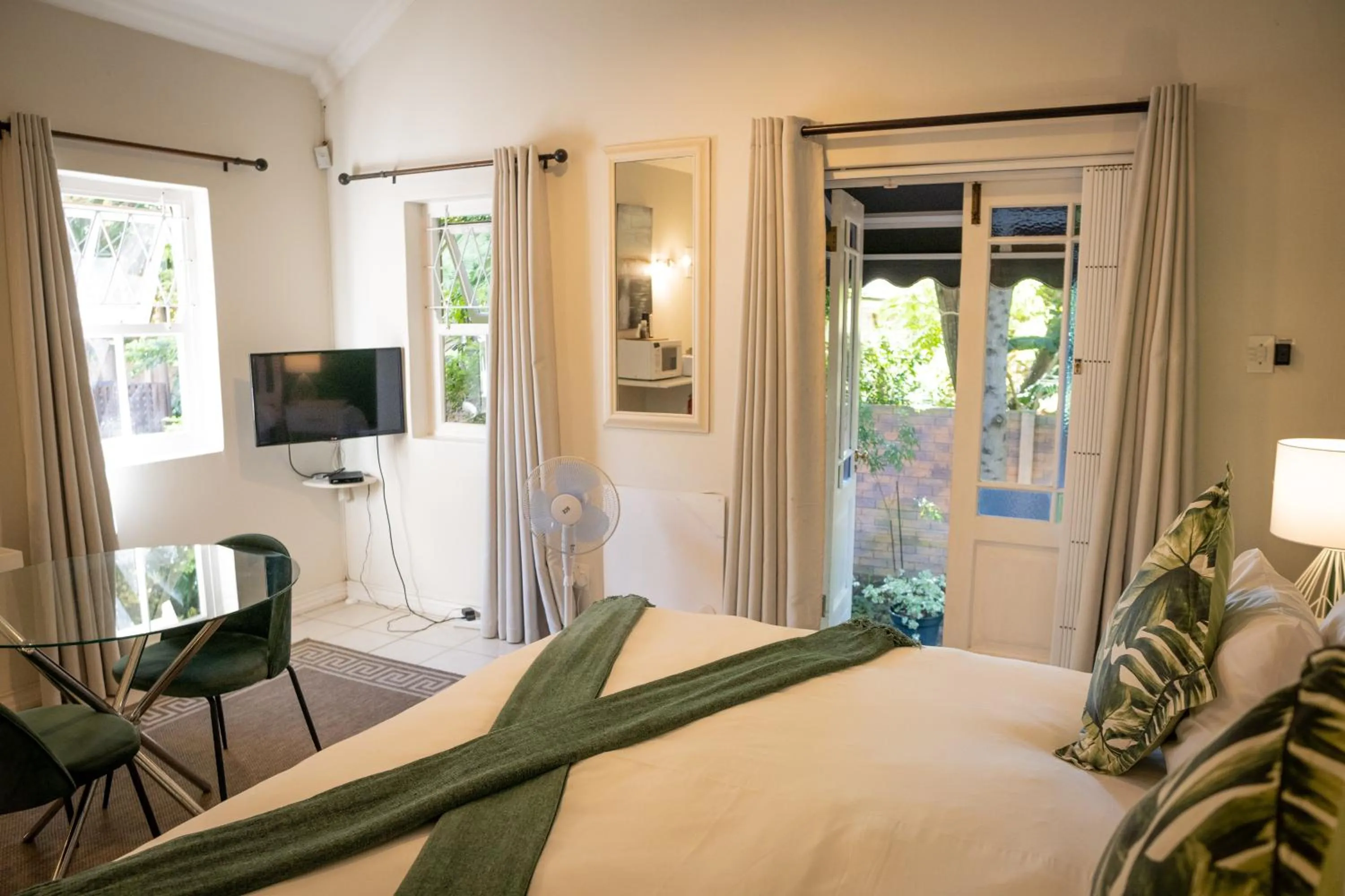 Photo of the whole room, Bed in Rustic Manor Guest House