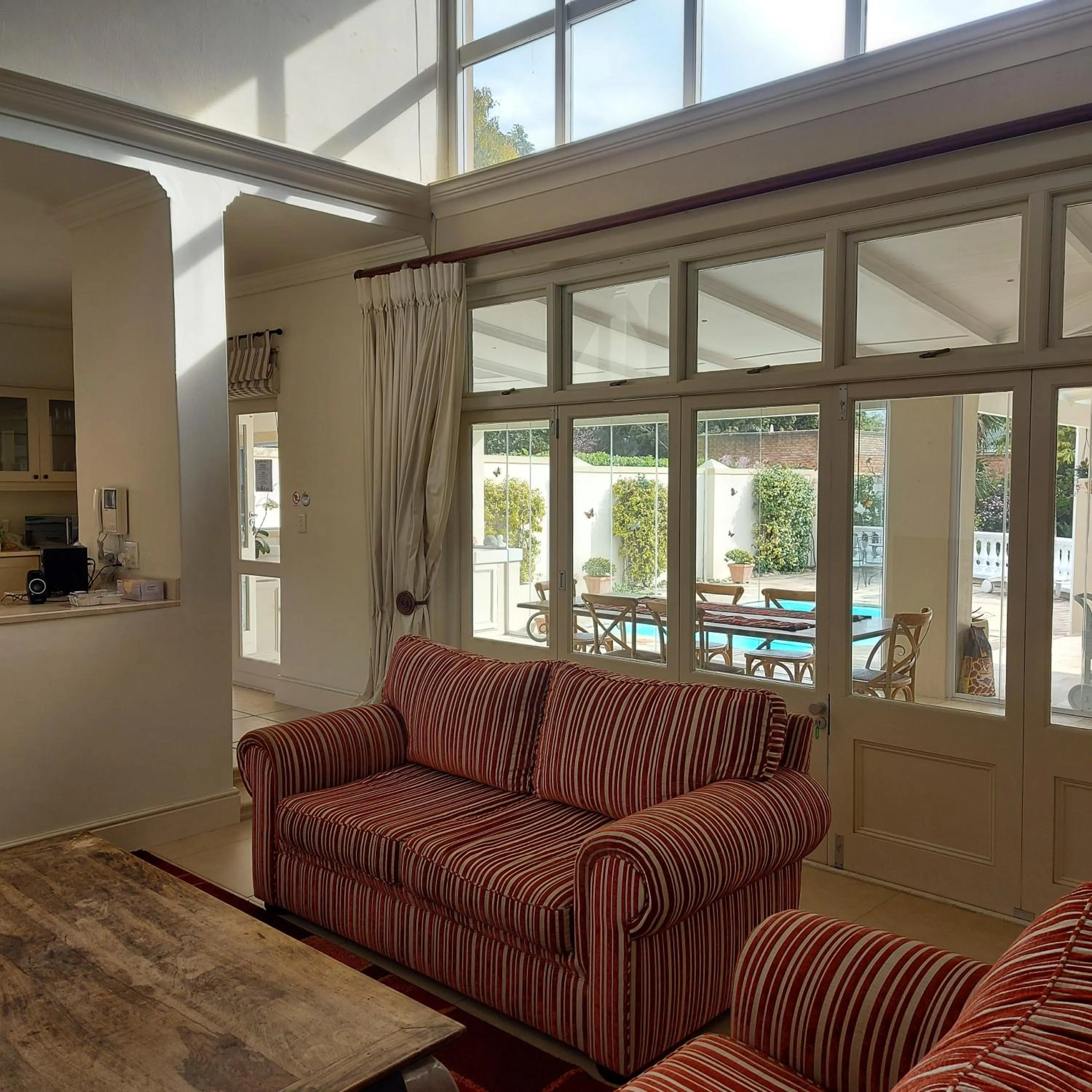 Communal lounge/ TV room in Rustic Manor Guest House