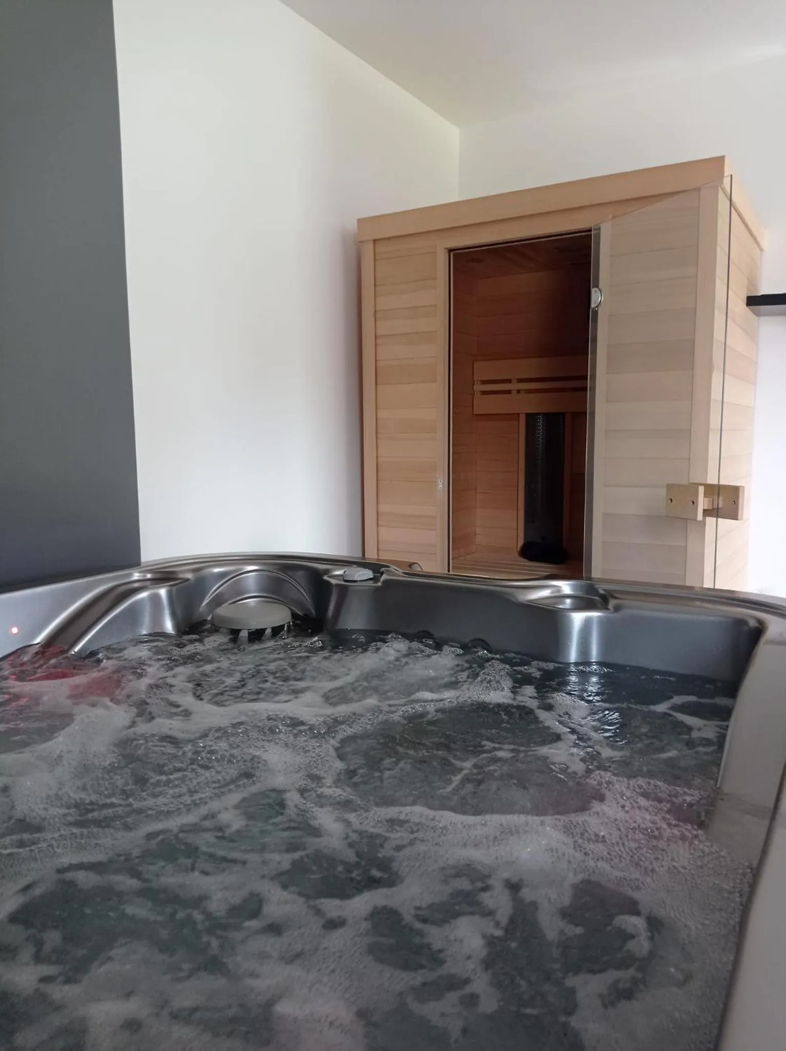 Hot Tub in Paradis Secret Spa