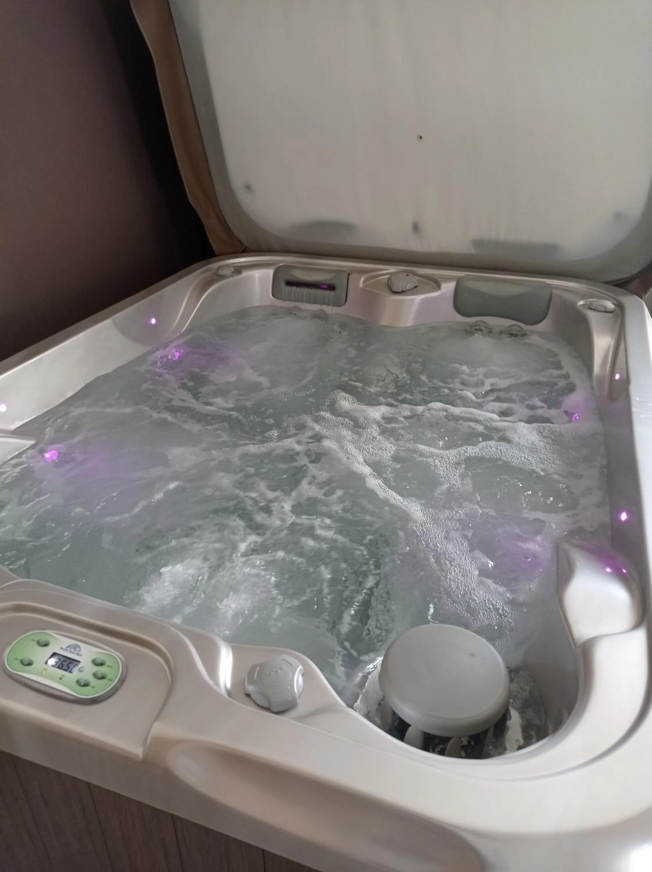 Hot Tub in Paradis Secret Spa