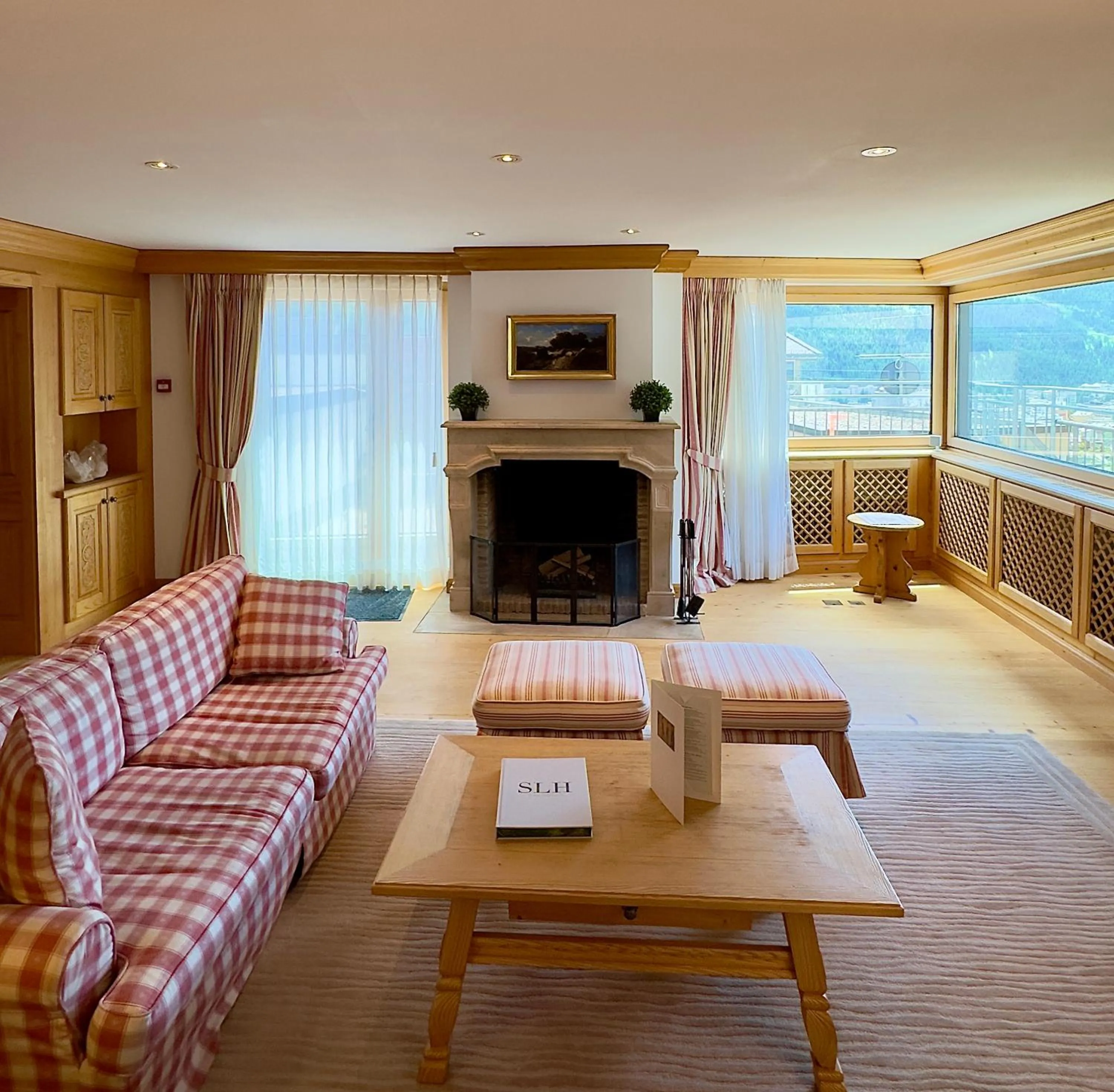 Living room in Crystal Hotel superior