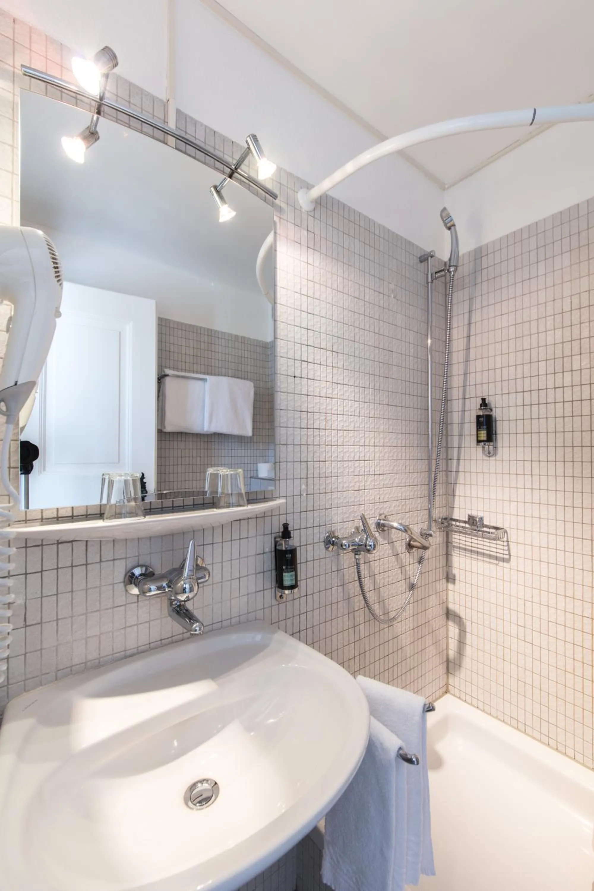 Shower in Hôtel de la Rose