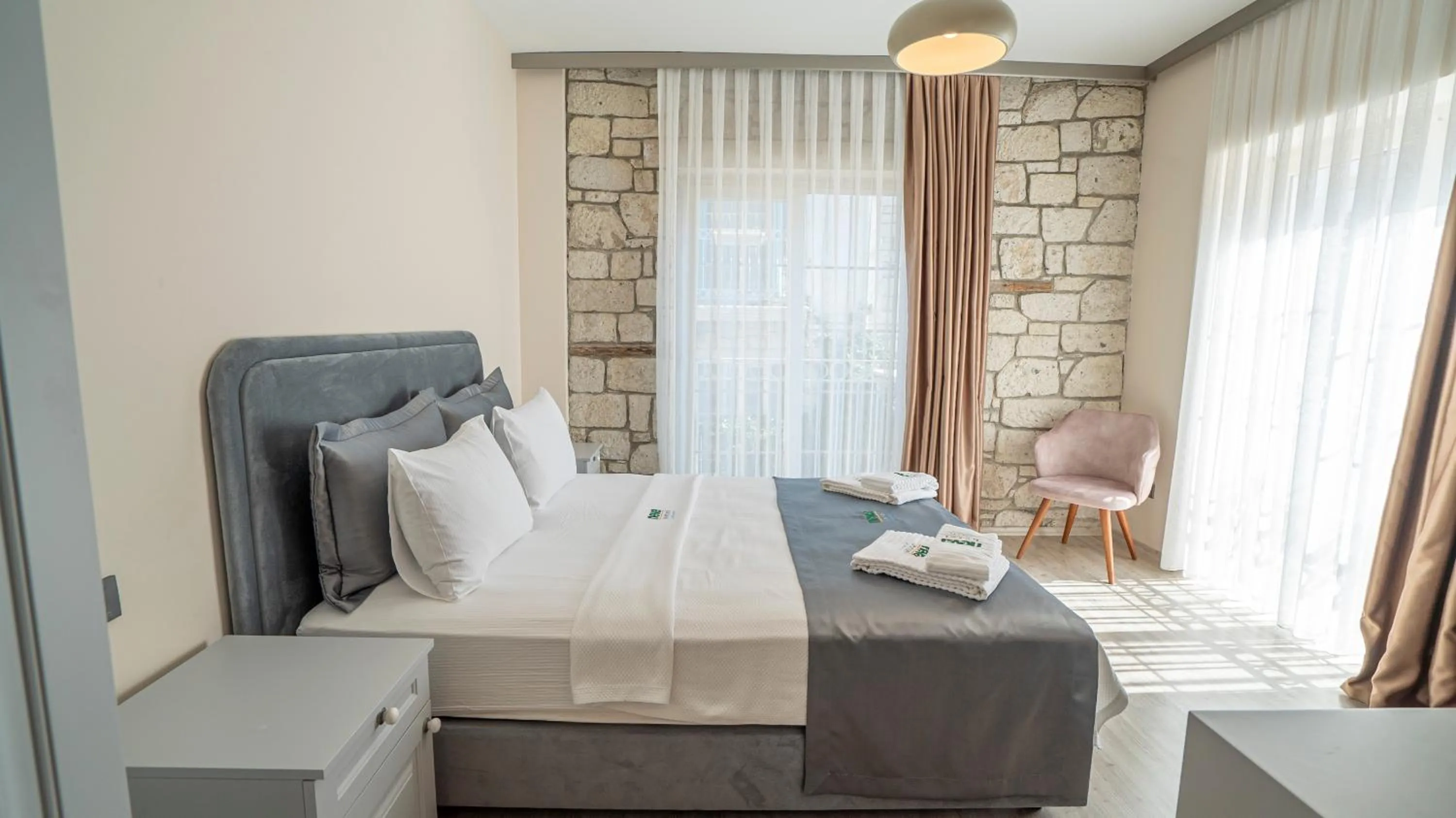 Photo of the whole room, Bed in Neva Hotel Alaçatı