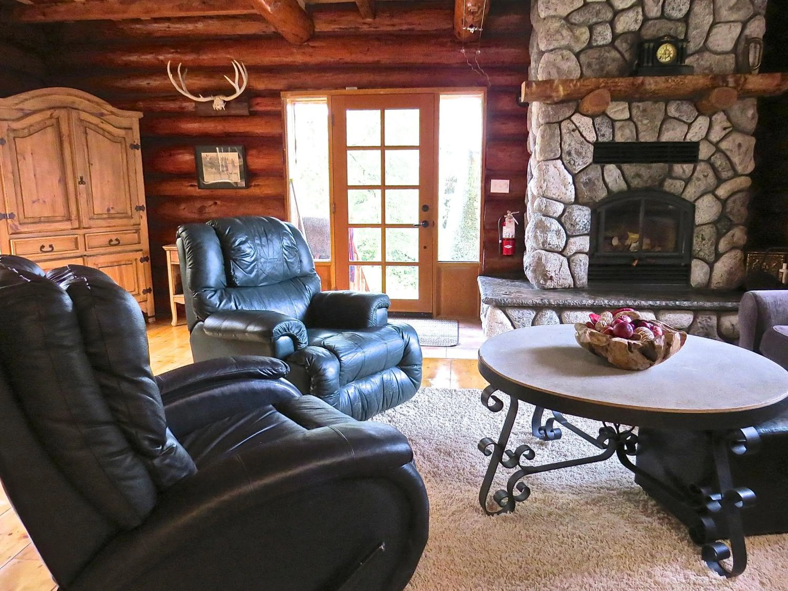 Living room in Handsome Dan's at Otter Point