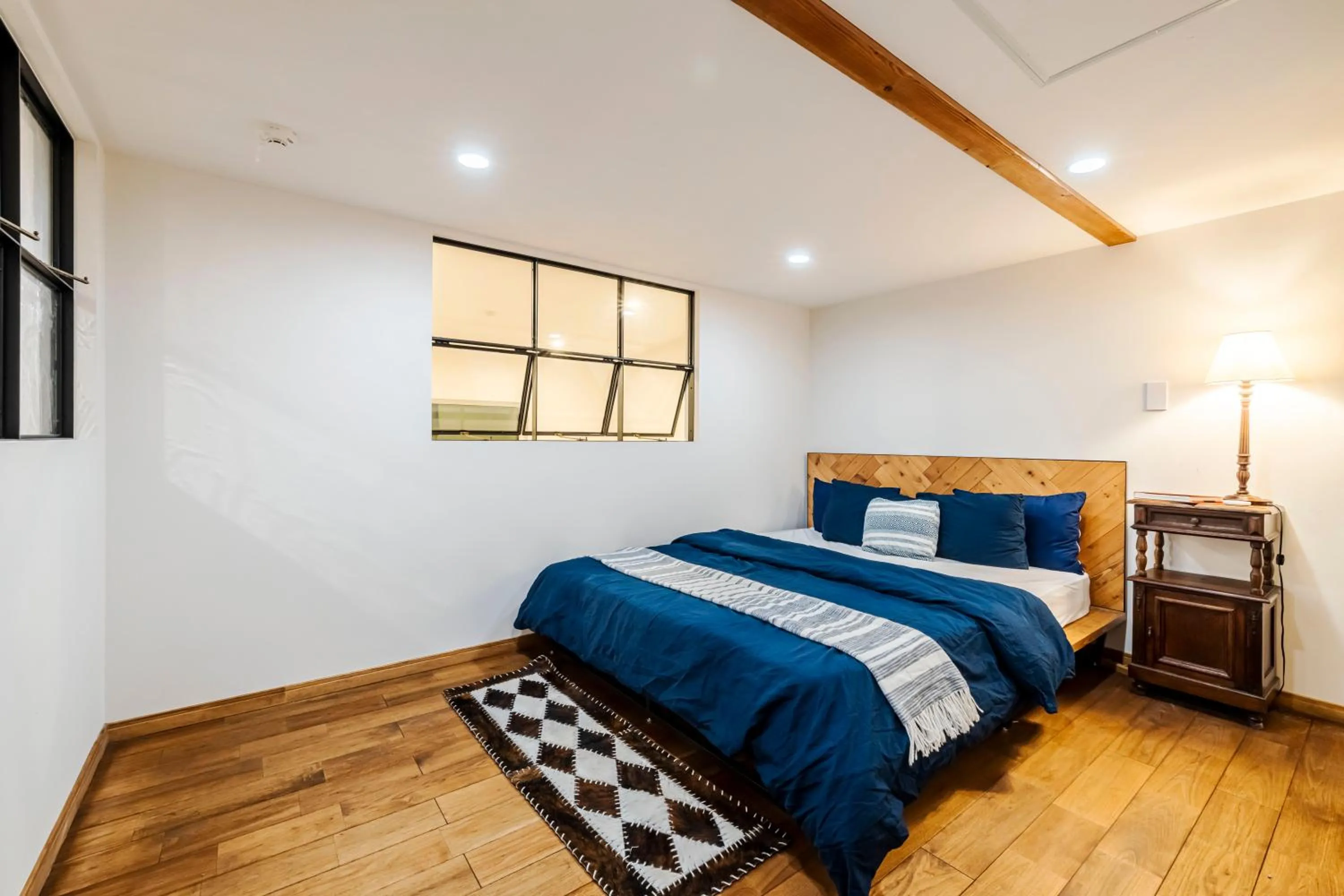 Bed in Antiques Inuyama -アンティークス犬山-