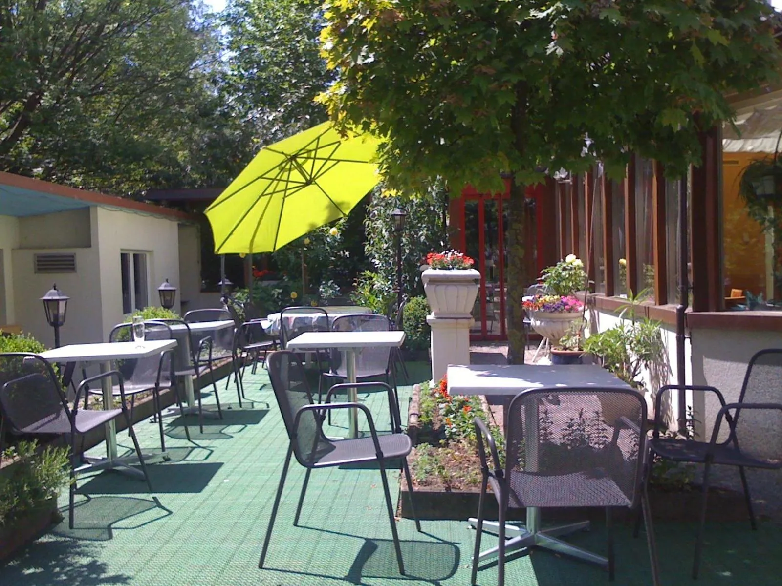 Restaurant/places to eat in Metropol