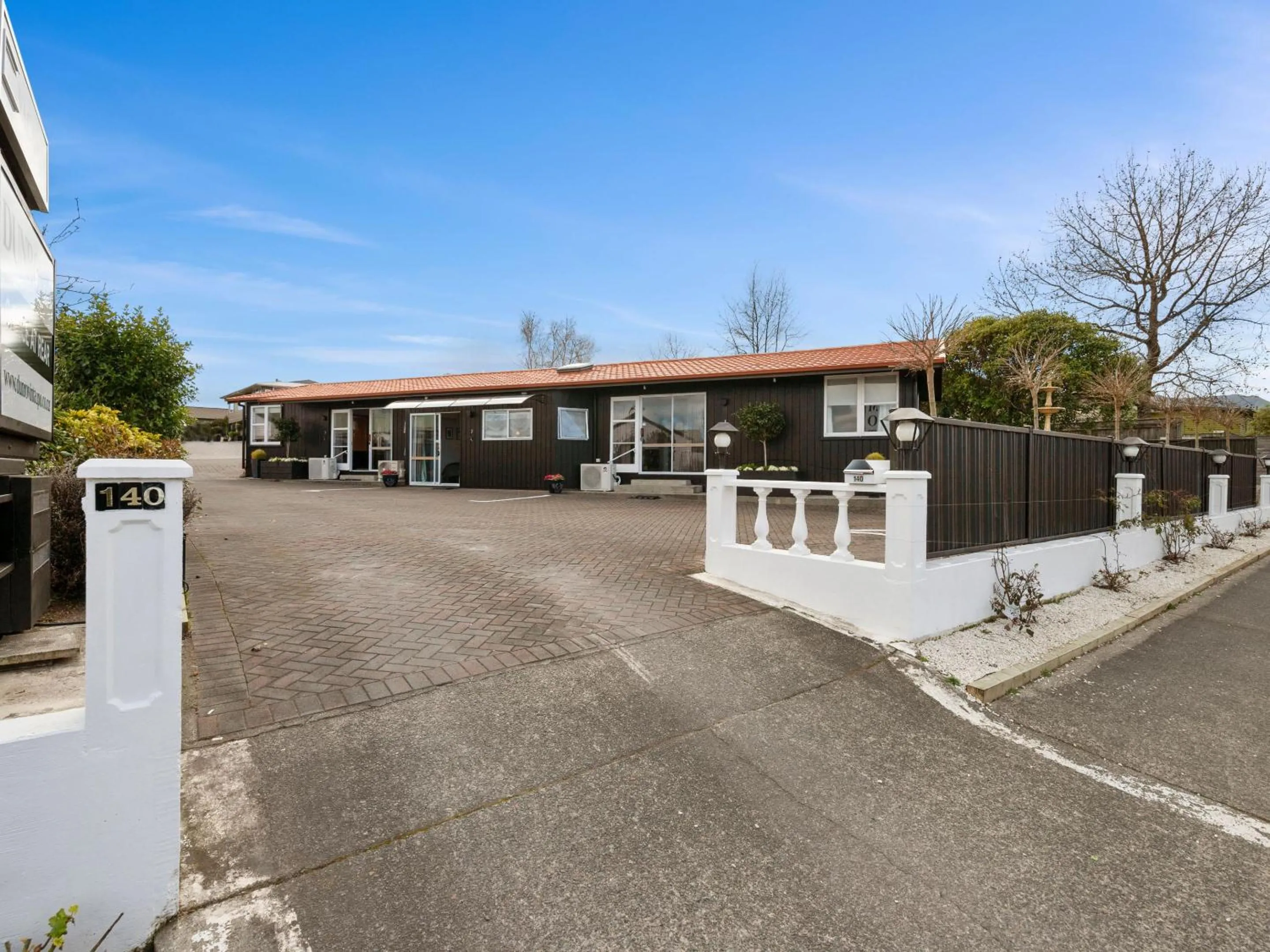 Property building in Dunrovin Motel