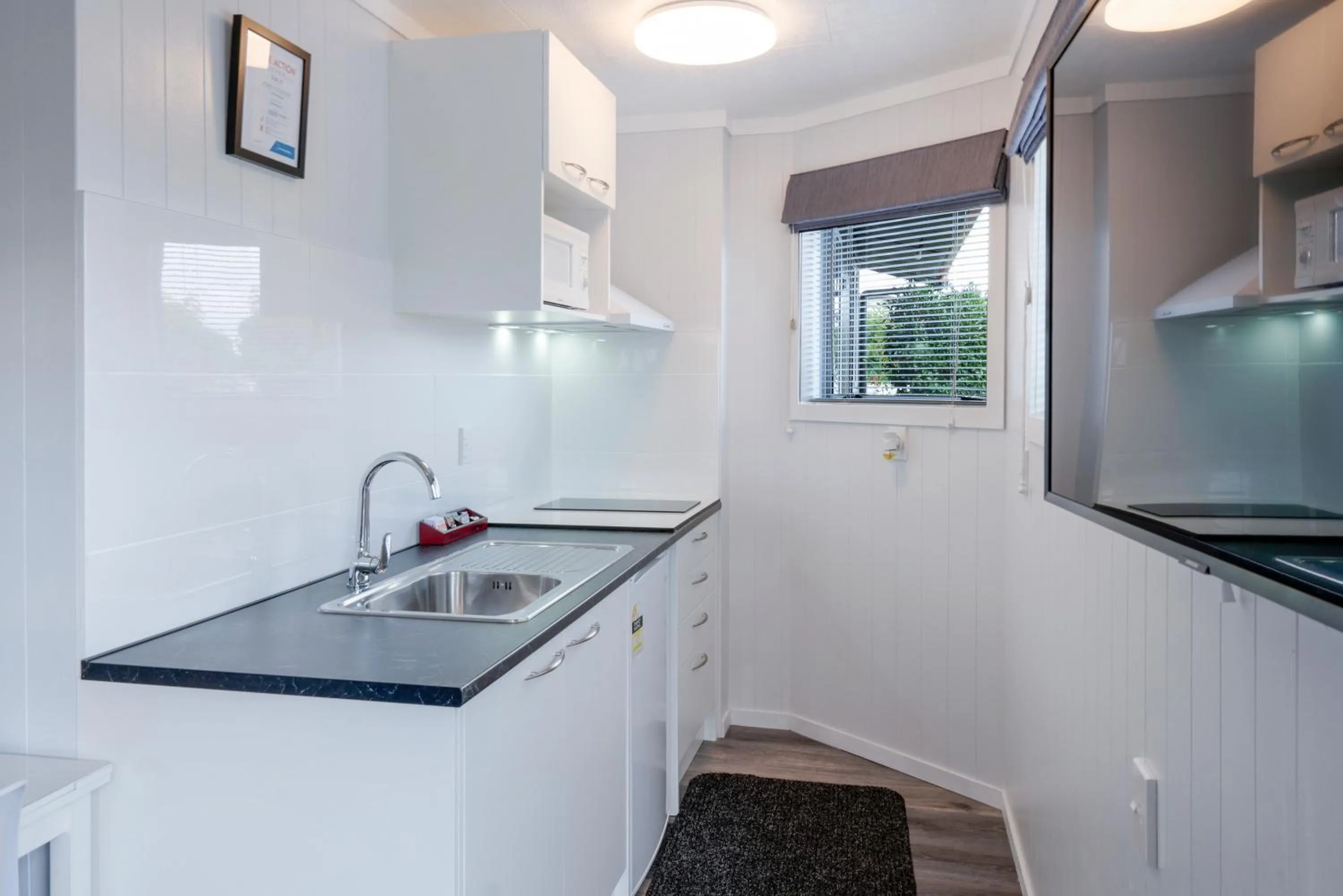 Kitchen or kitchenette in Dunrovin Motel