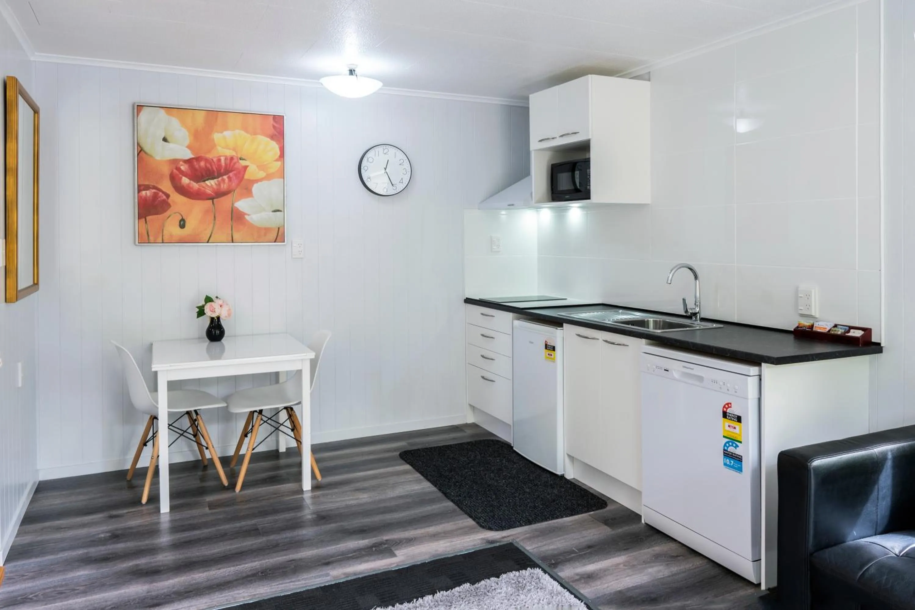 Kitchen or kitchenette in Dunrovin Motel