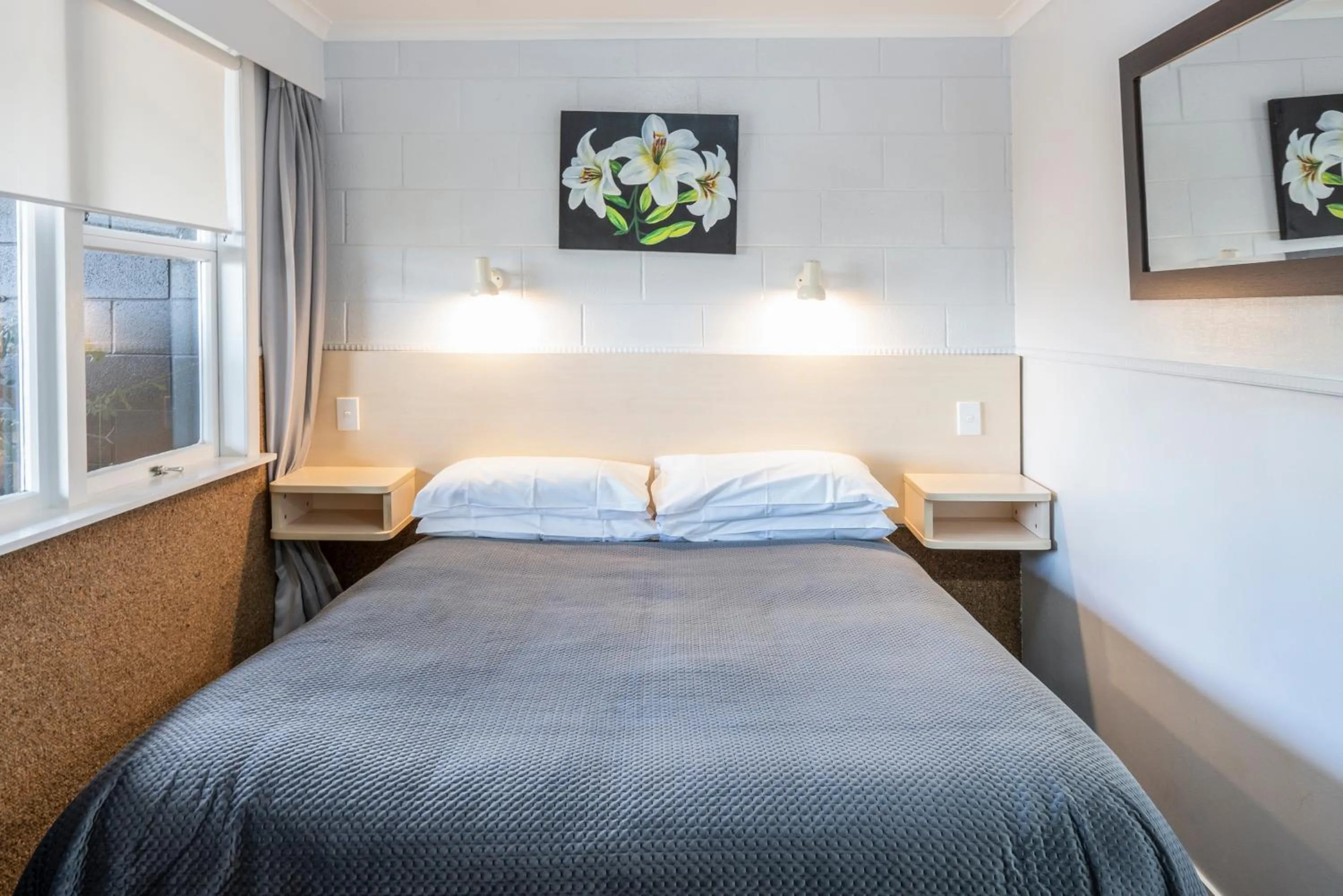 Bed in Dunrovin Motel