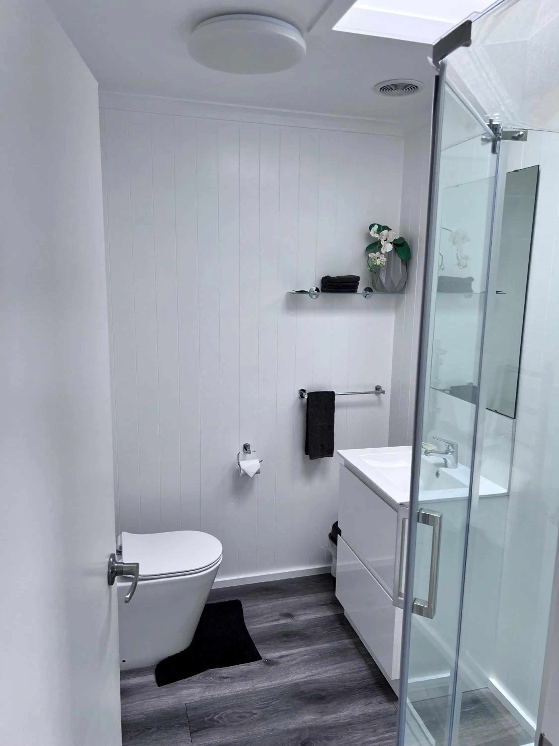 Bathroom in Dunrovin Motel