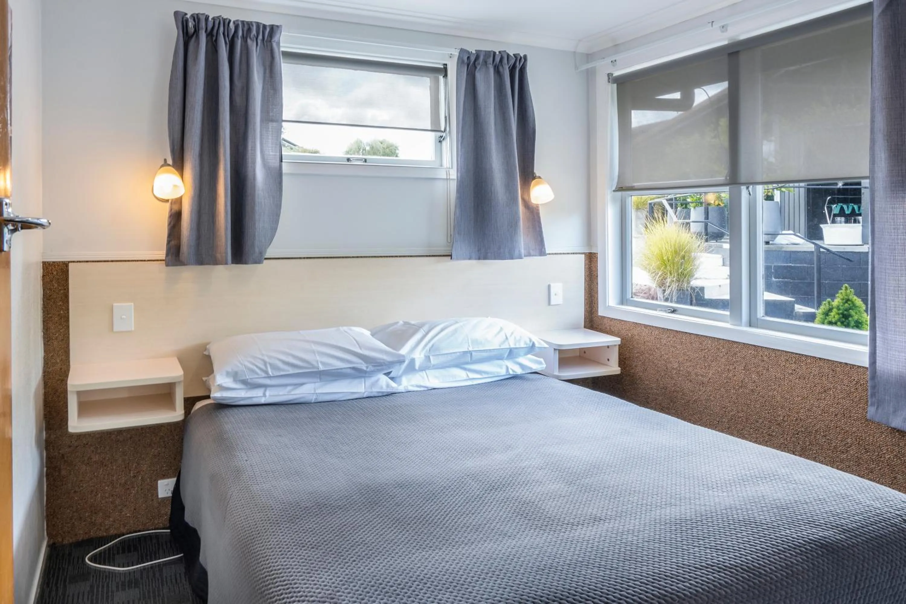 Bed in Dunrovin Motel