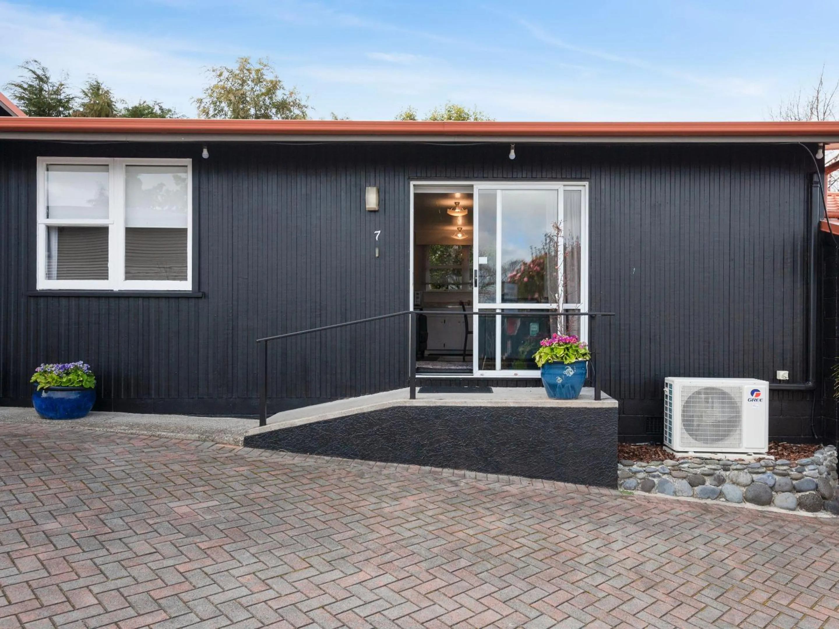 Patio in Dunrovin Motel