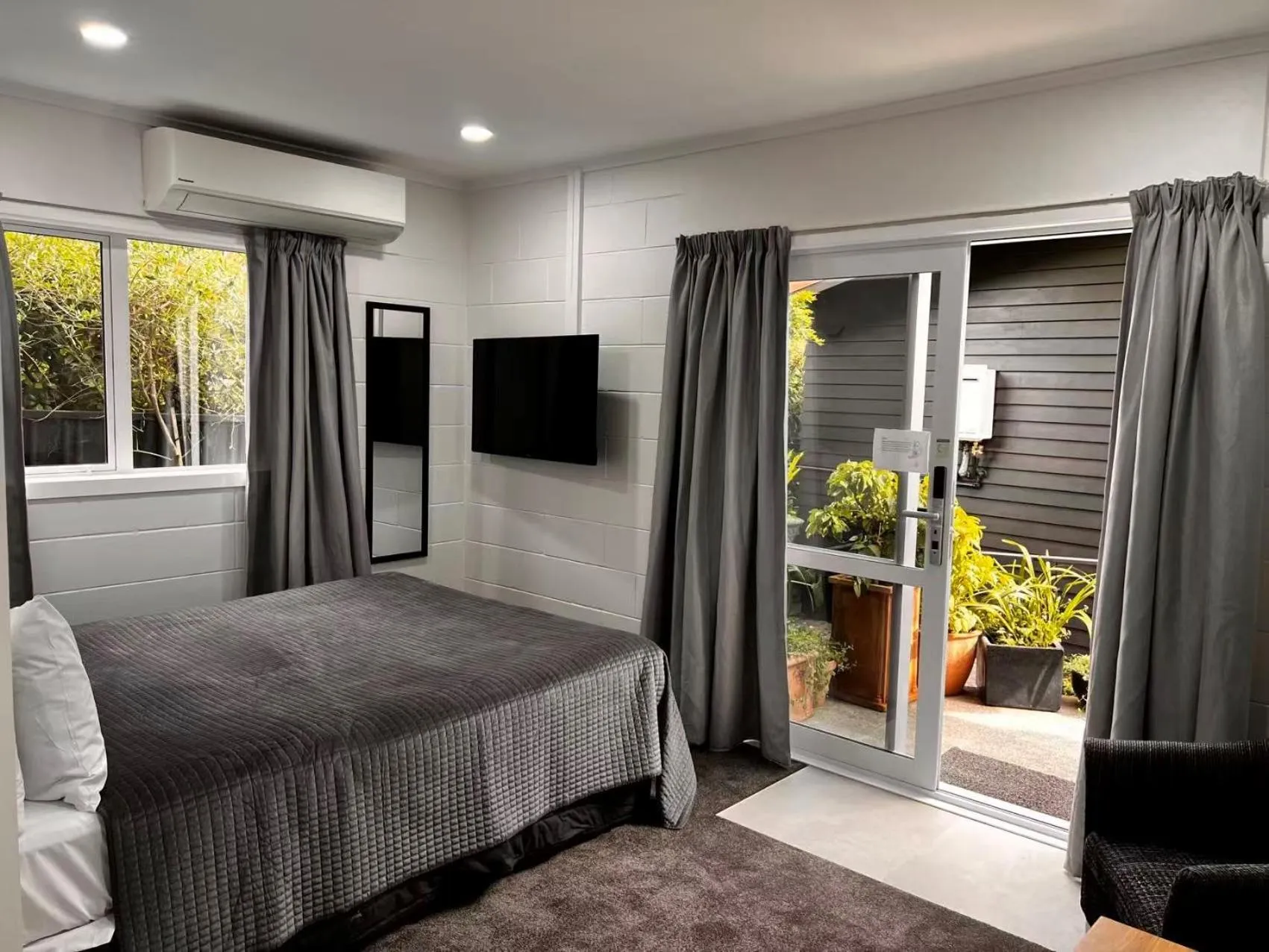 TV and multimedia, Bed in Dunrovin Motel