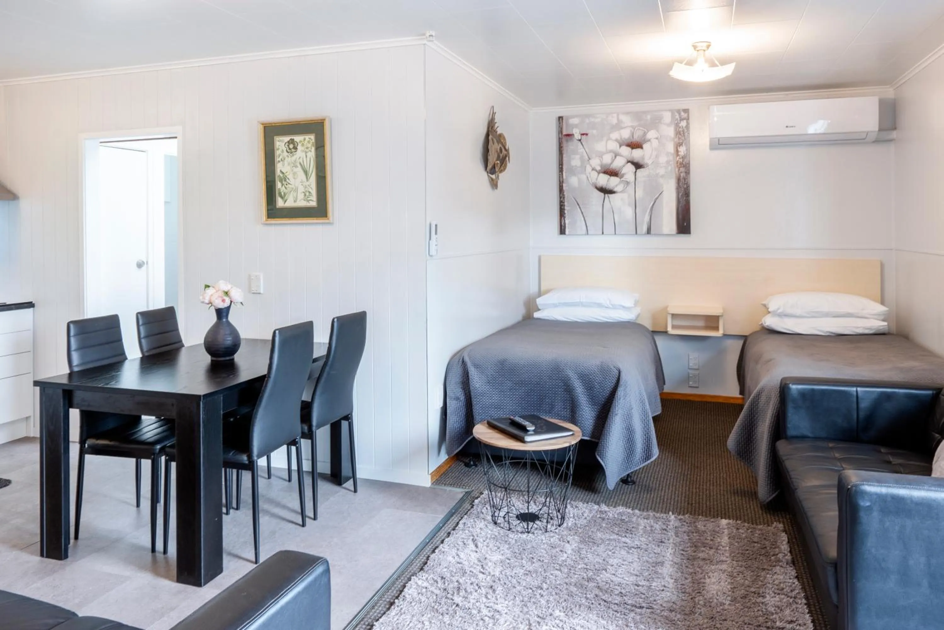 Bed in Dunrovin Motel