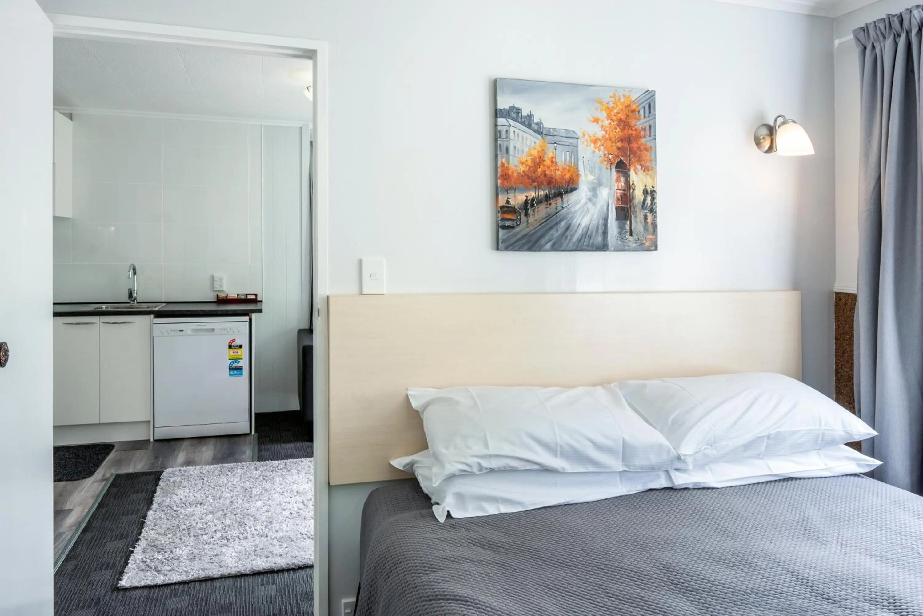 Kitchen or kitchenette, Bed in Dunrovin Motel