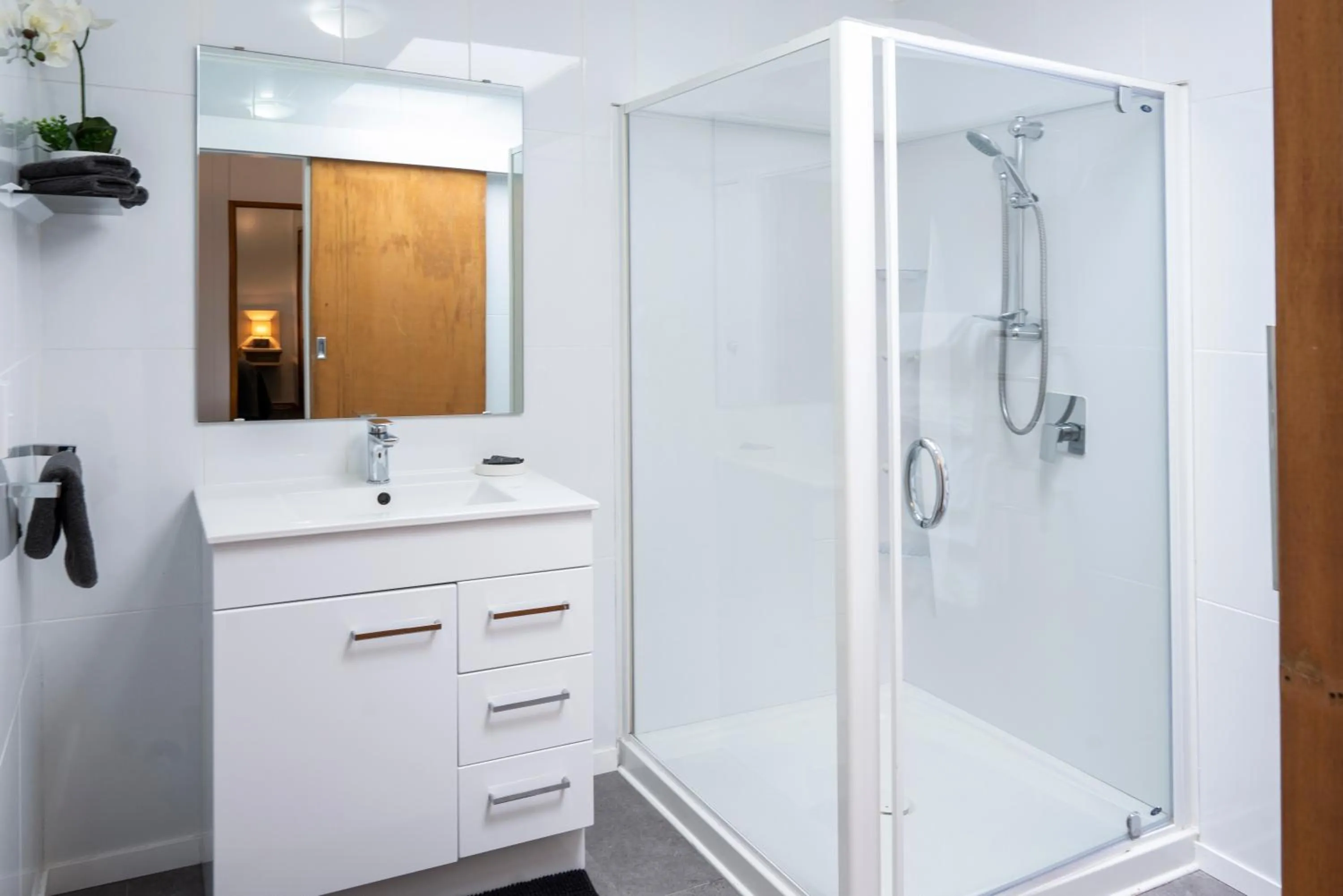 Shower in Dunrovin Motel