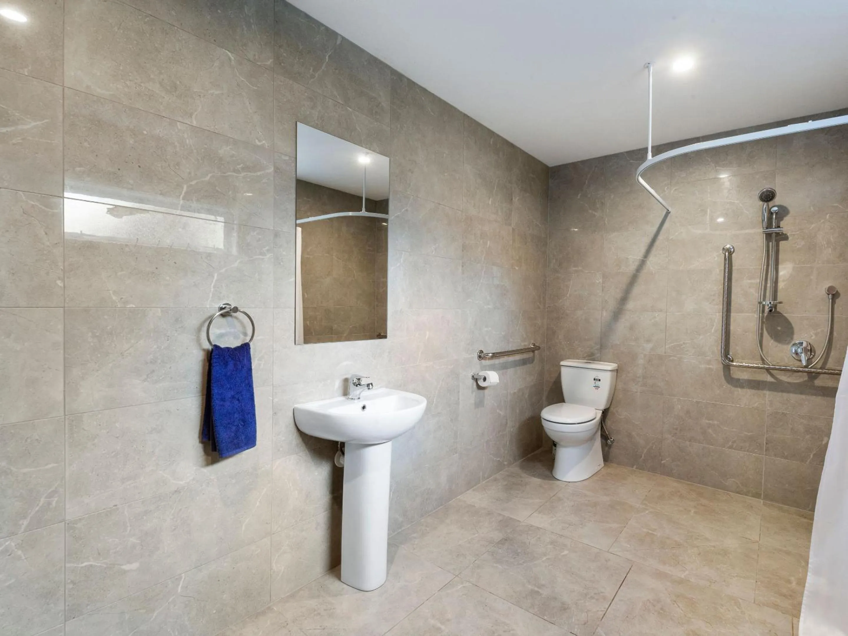 Shower in Dunrovin Motel