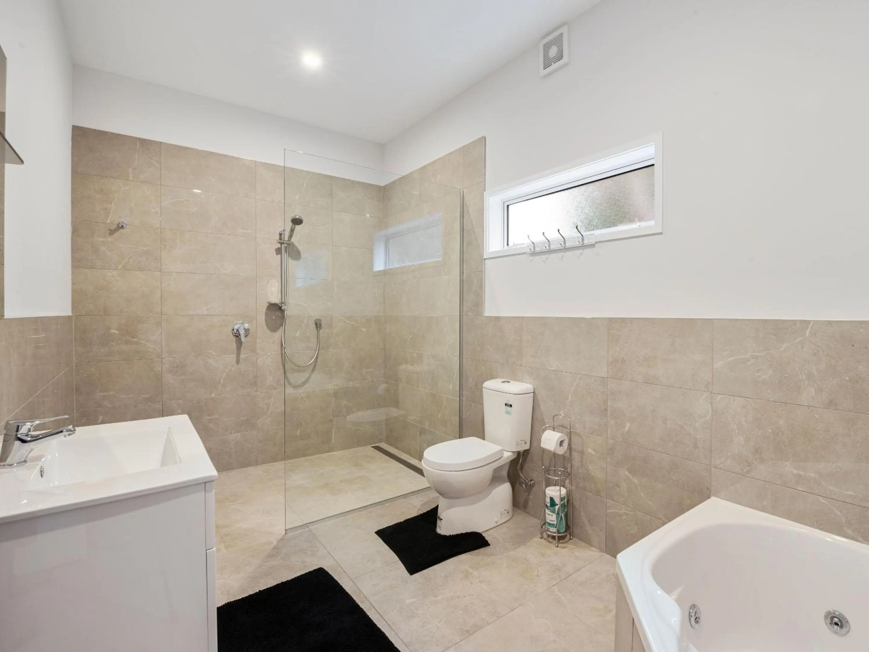 Bathroom in Dunrovin Motel