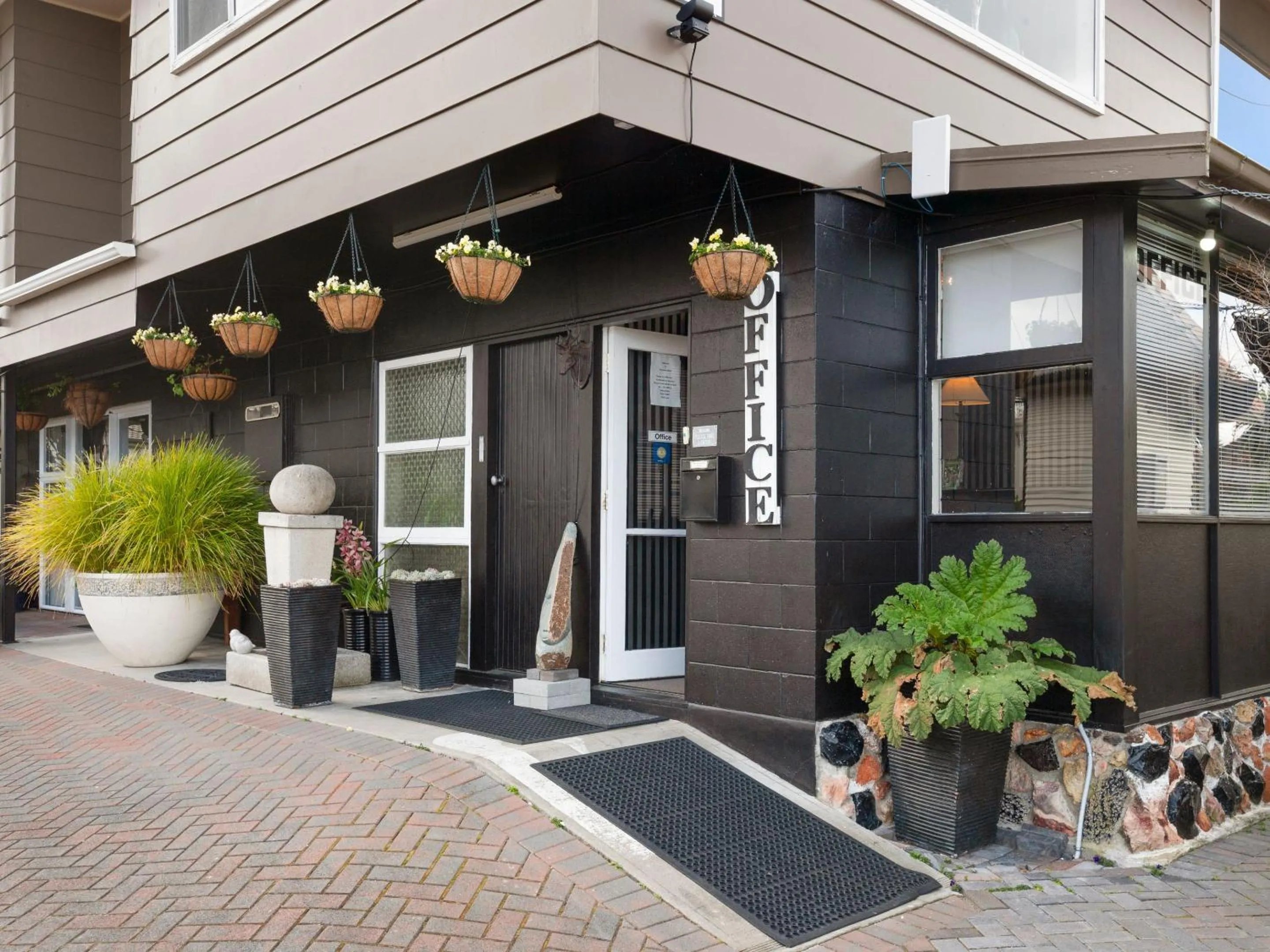 Facade/entrance in Dunrovin Motel