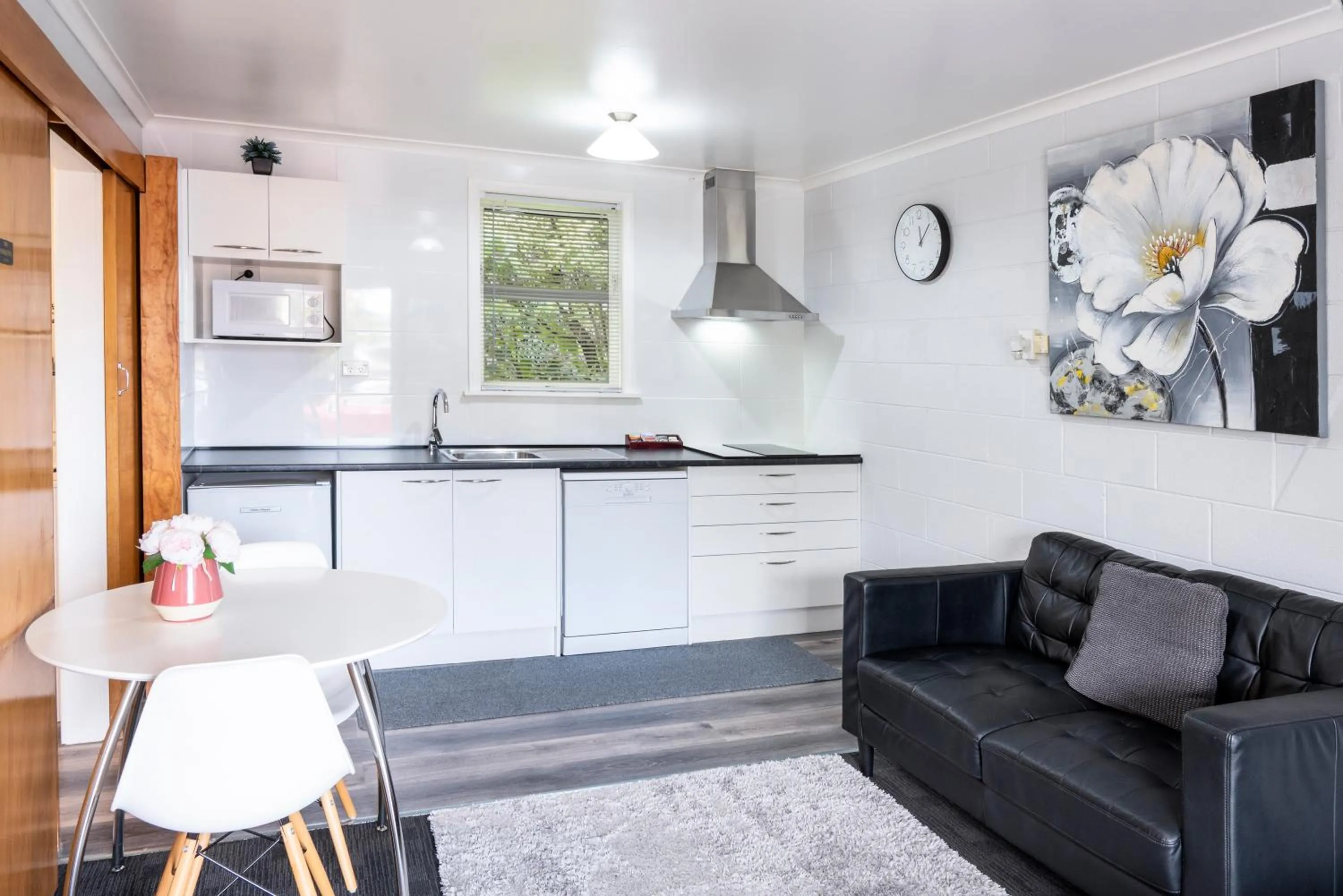 Kitchen or kitchenette in Dunrovin Motel