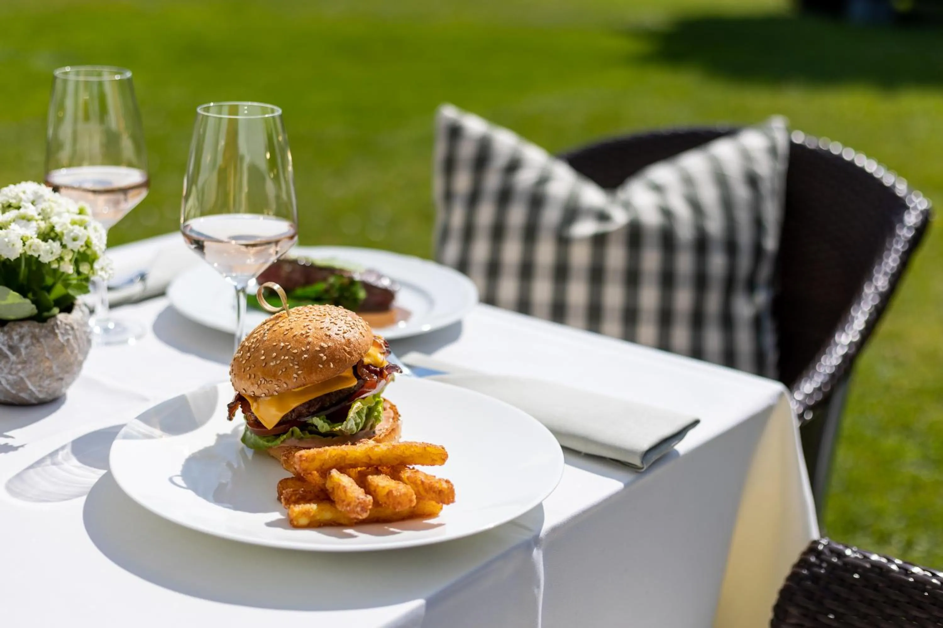 Restaurant/places to eat in Hotel Adula