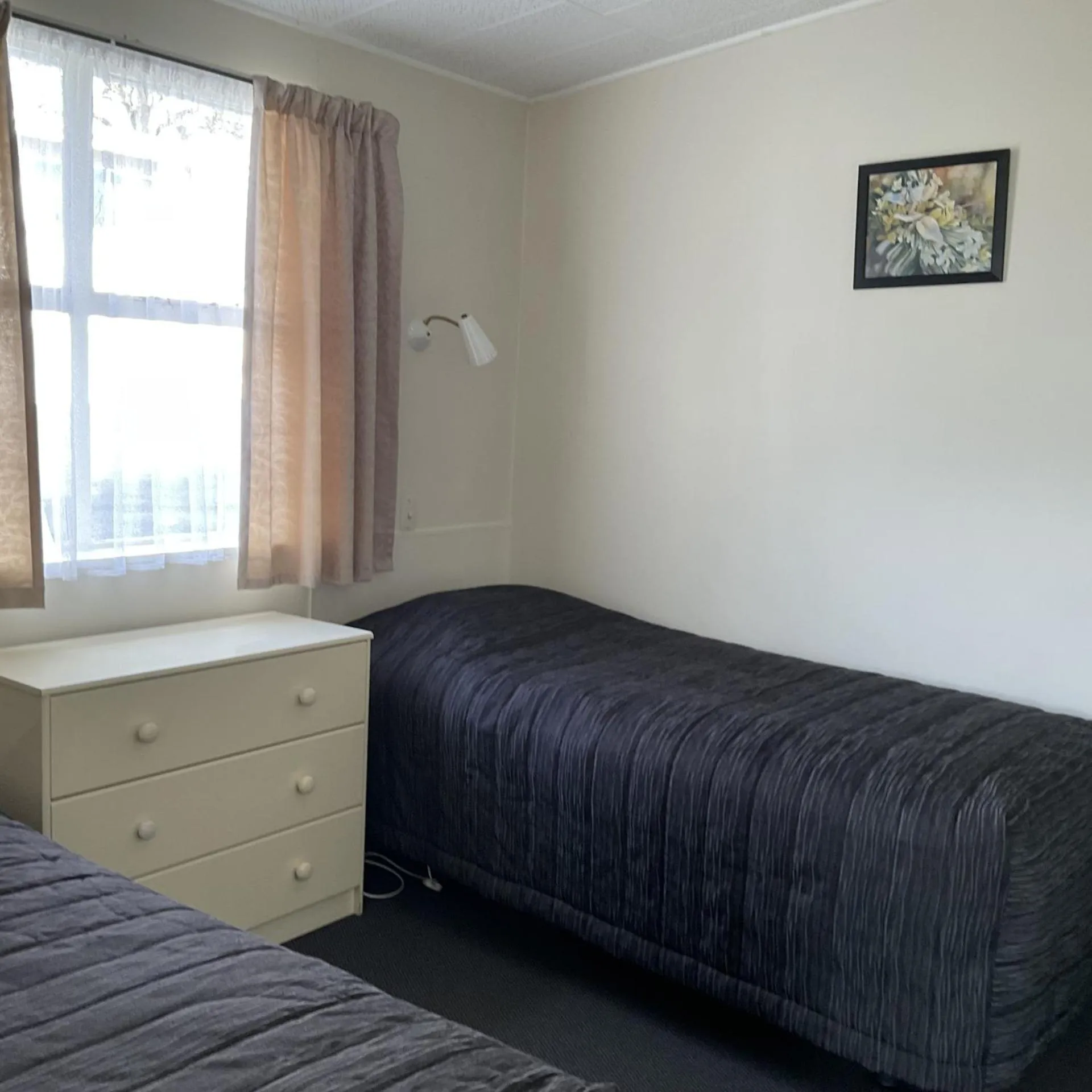 Bed in Alexandra Garden Court Motel