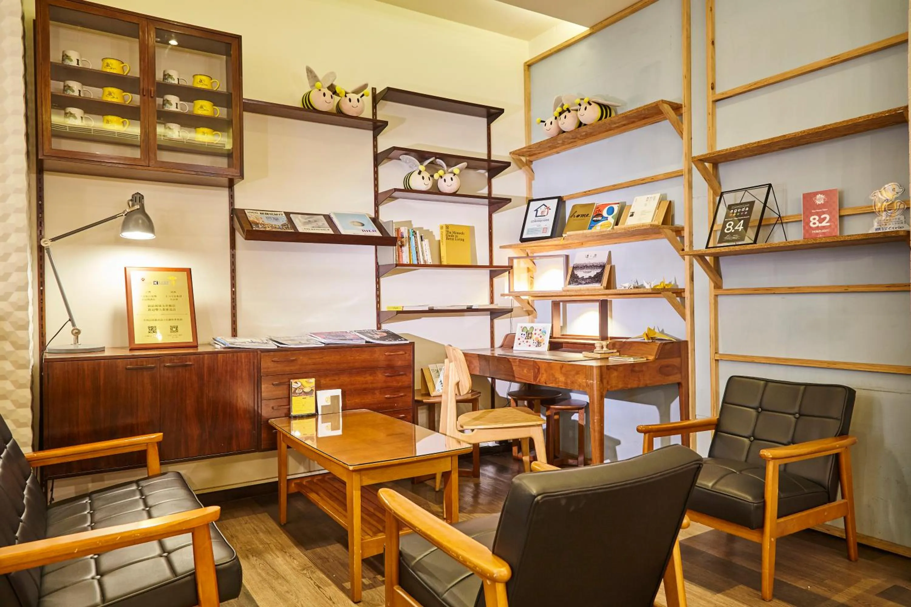 Communal lounge/ TV room in Bee House by Cosmos Creation - Taipei Main Station