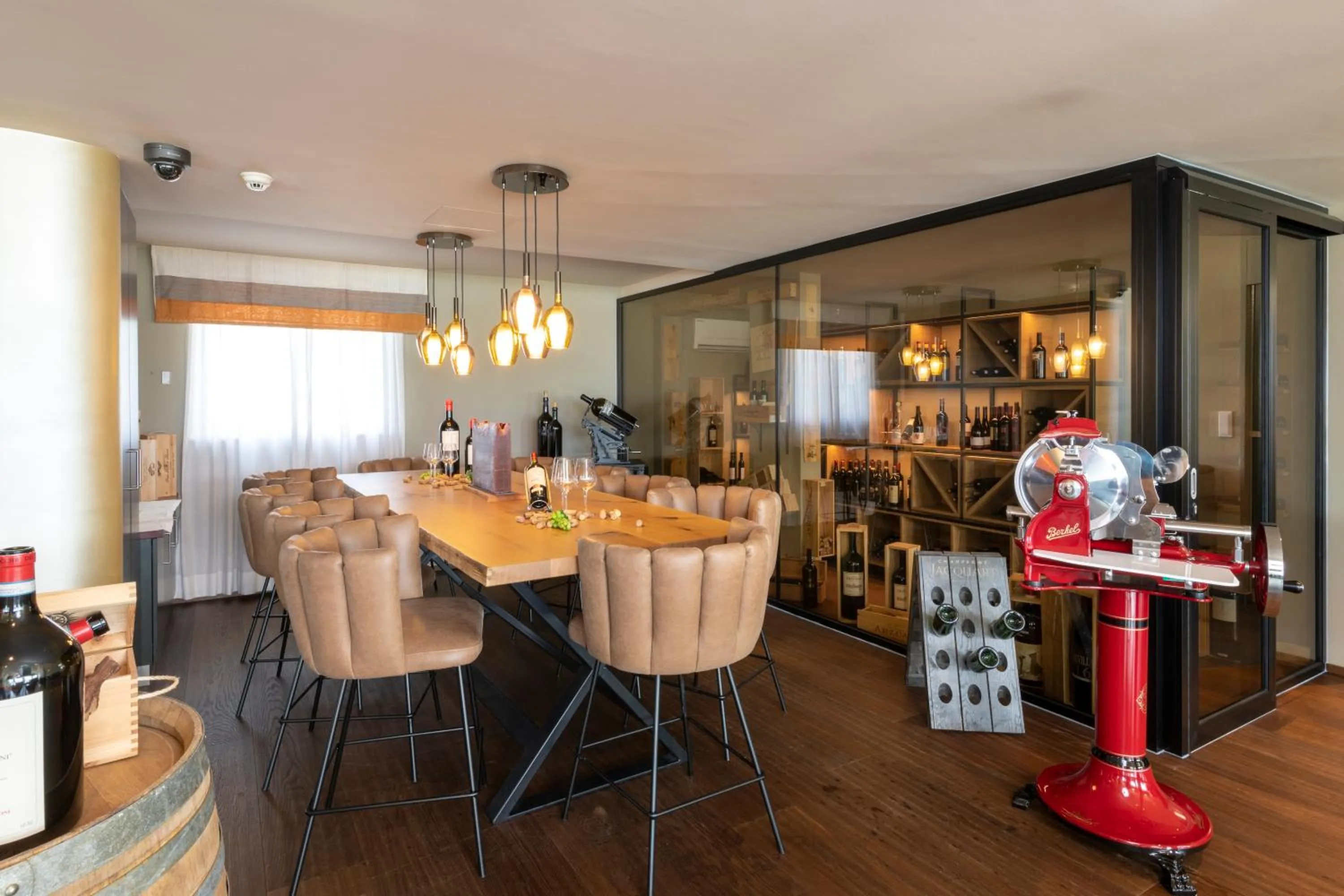 Restaurant/places to eat in Hotel Alexander