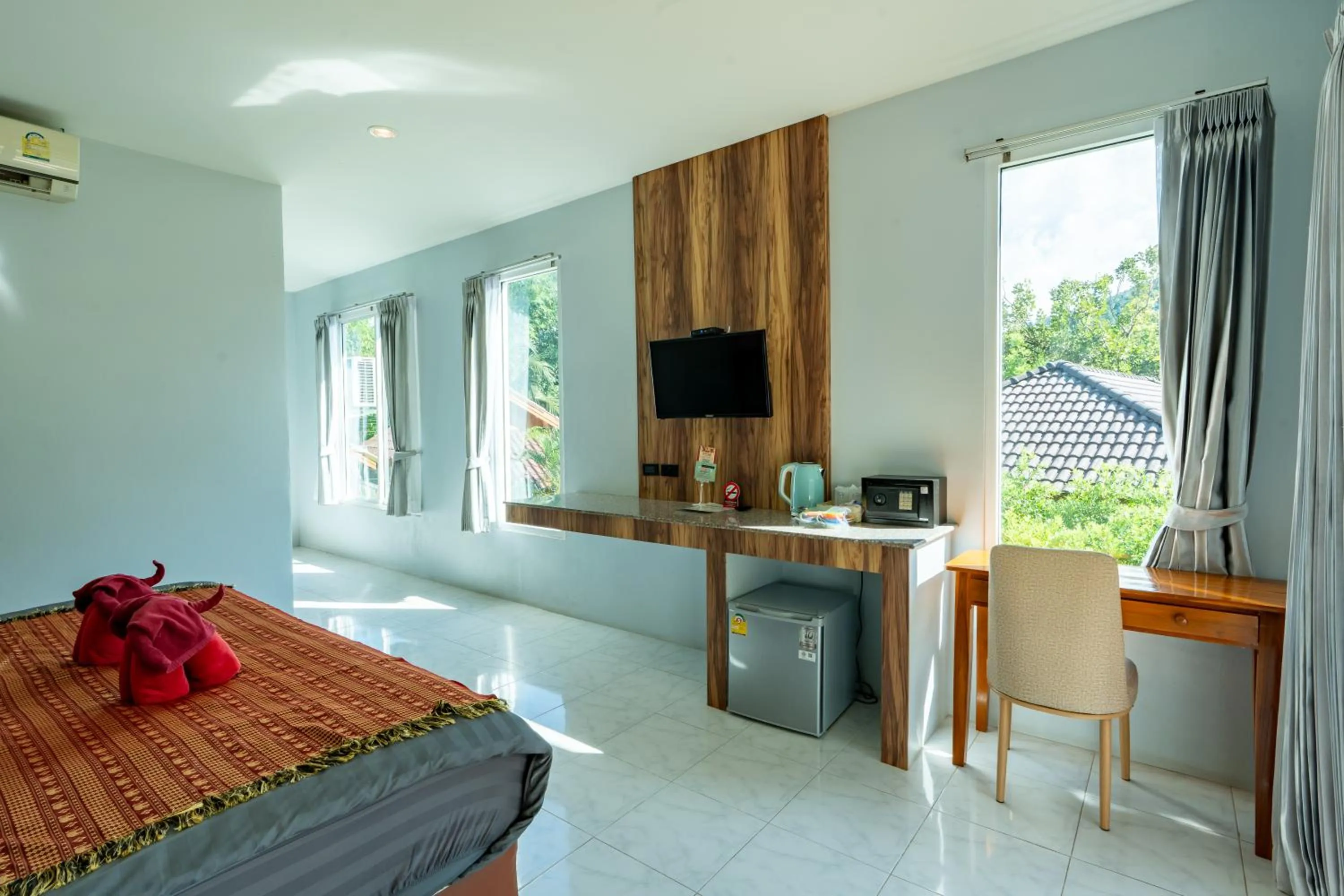 Bed in Khaosok Rainforest Resort