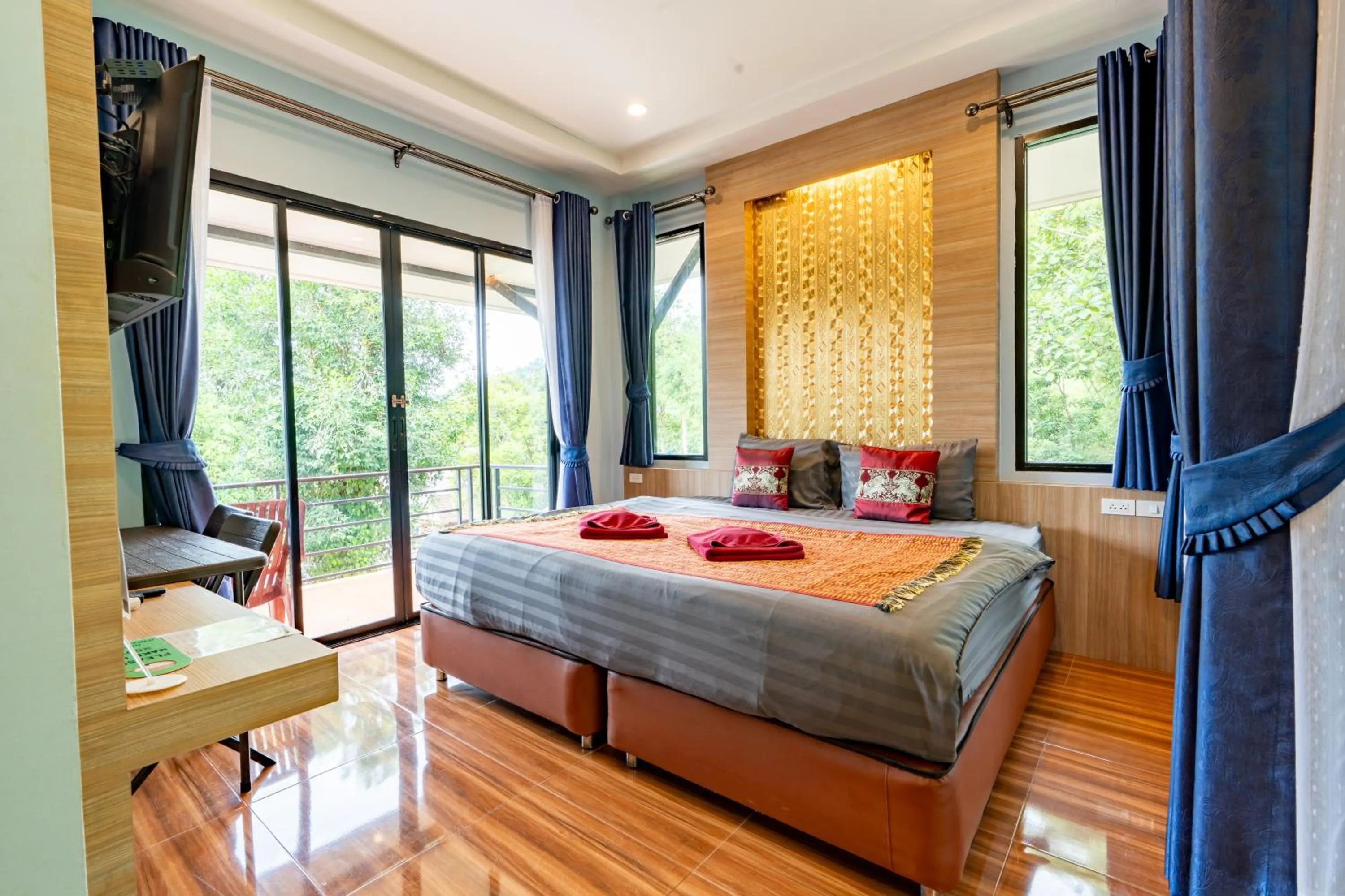 Bed in Khaosok Rainforest Resort