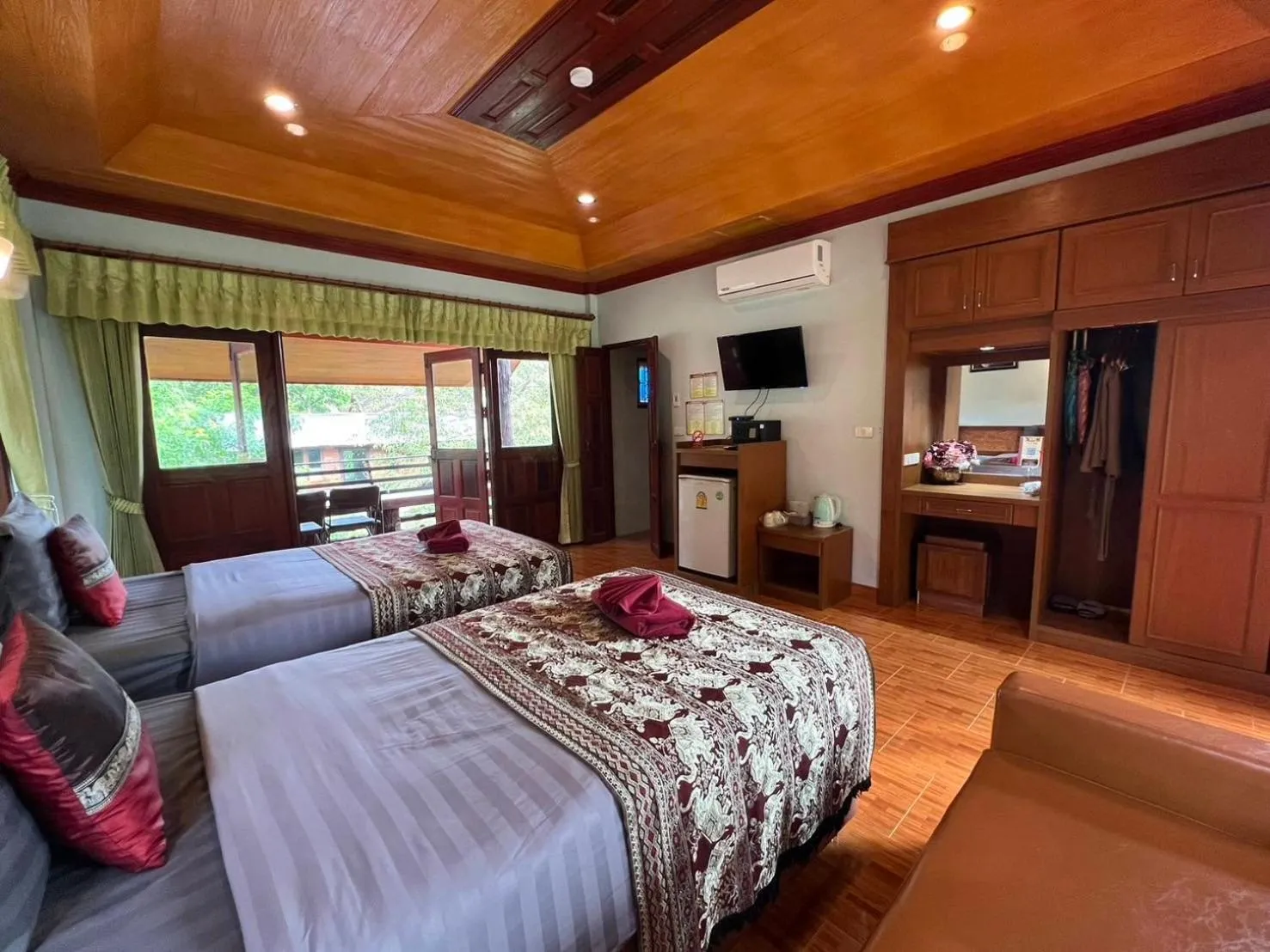 Bed in Khaosok Rainforest Resort