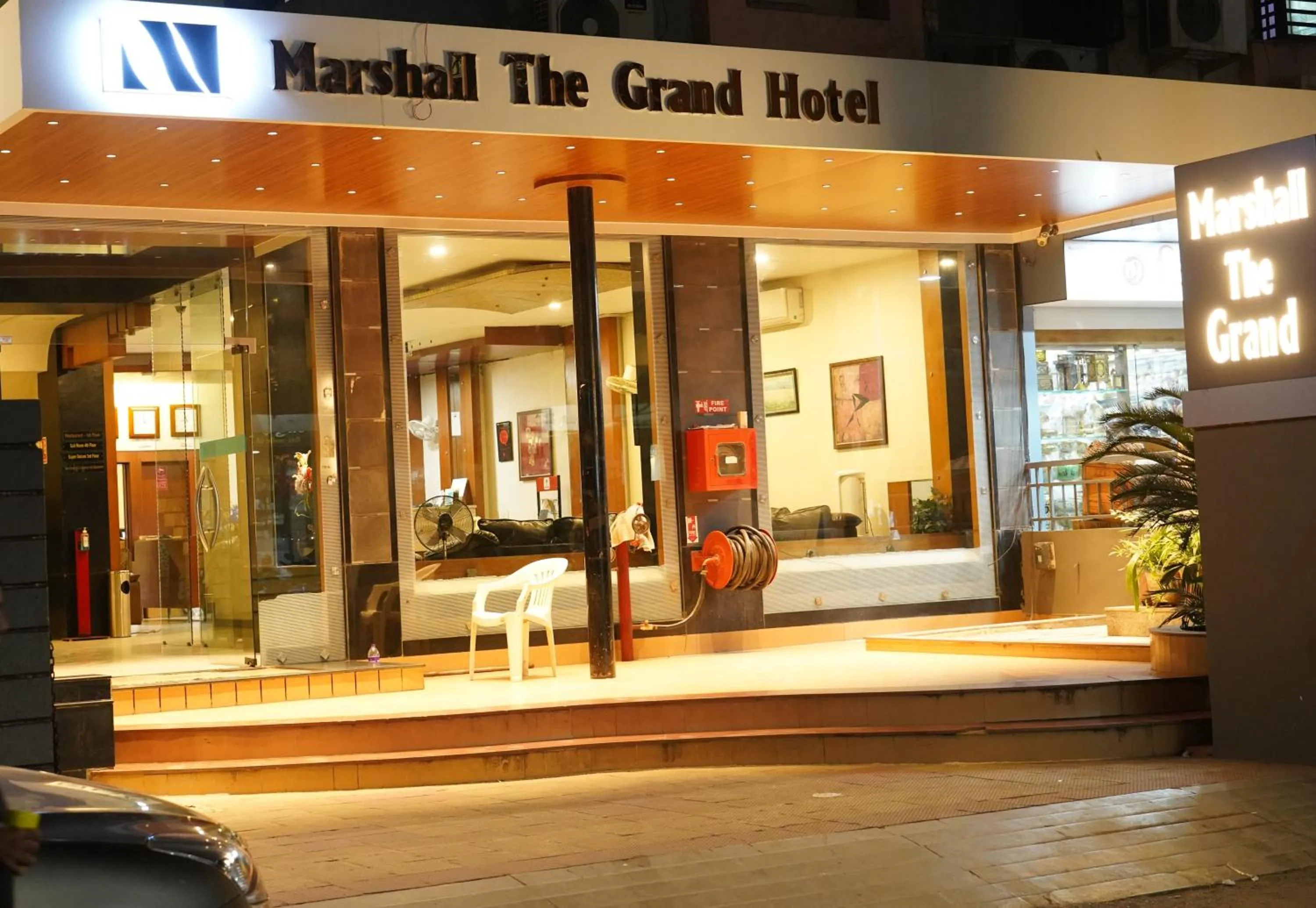 Text overlay in Marshall The Grand Hotel