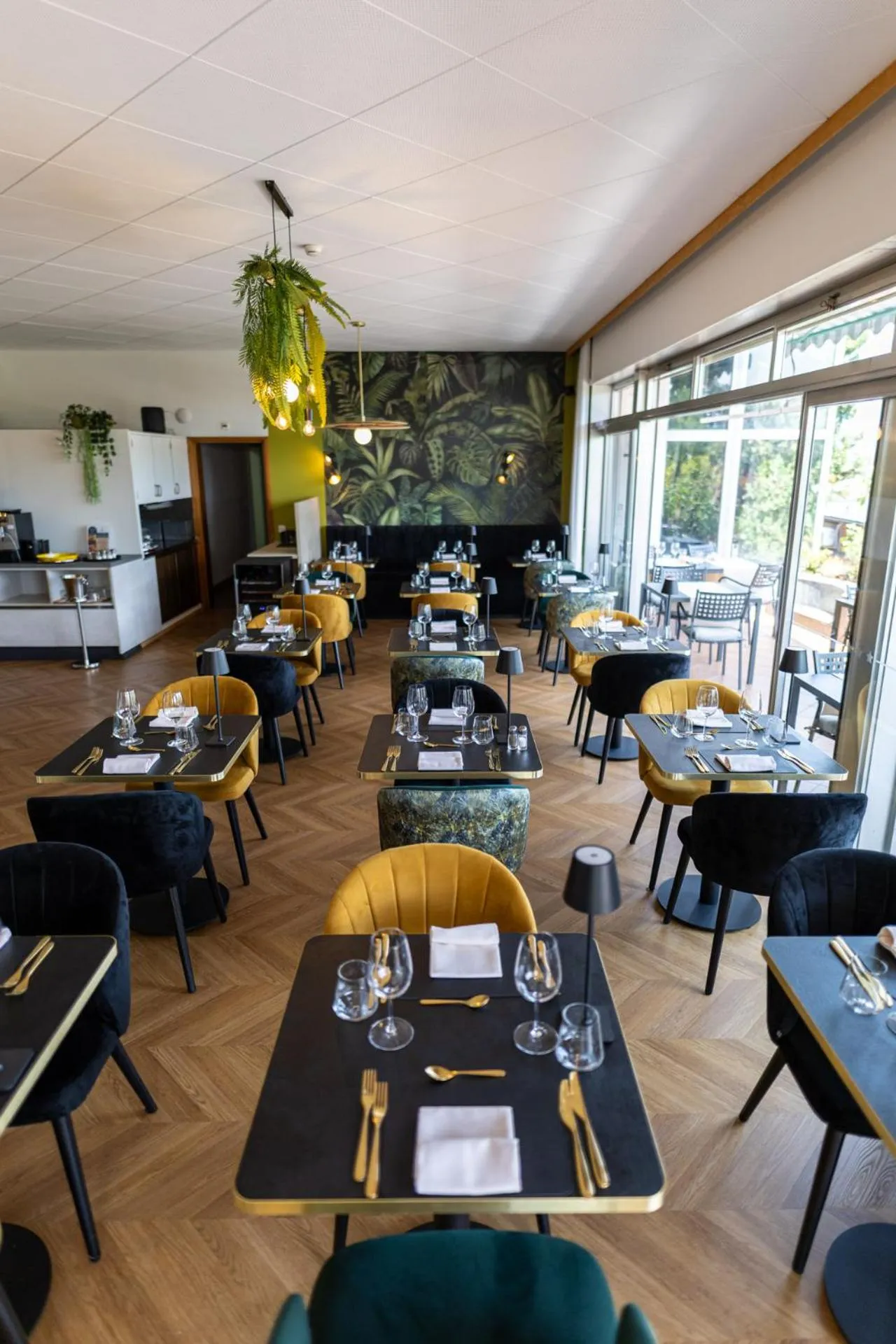 Restaurant/places to eat in Hotel La Perla