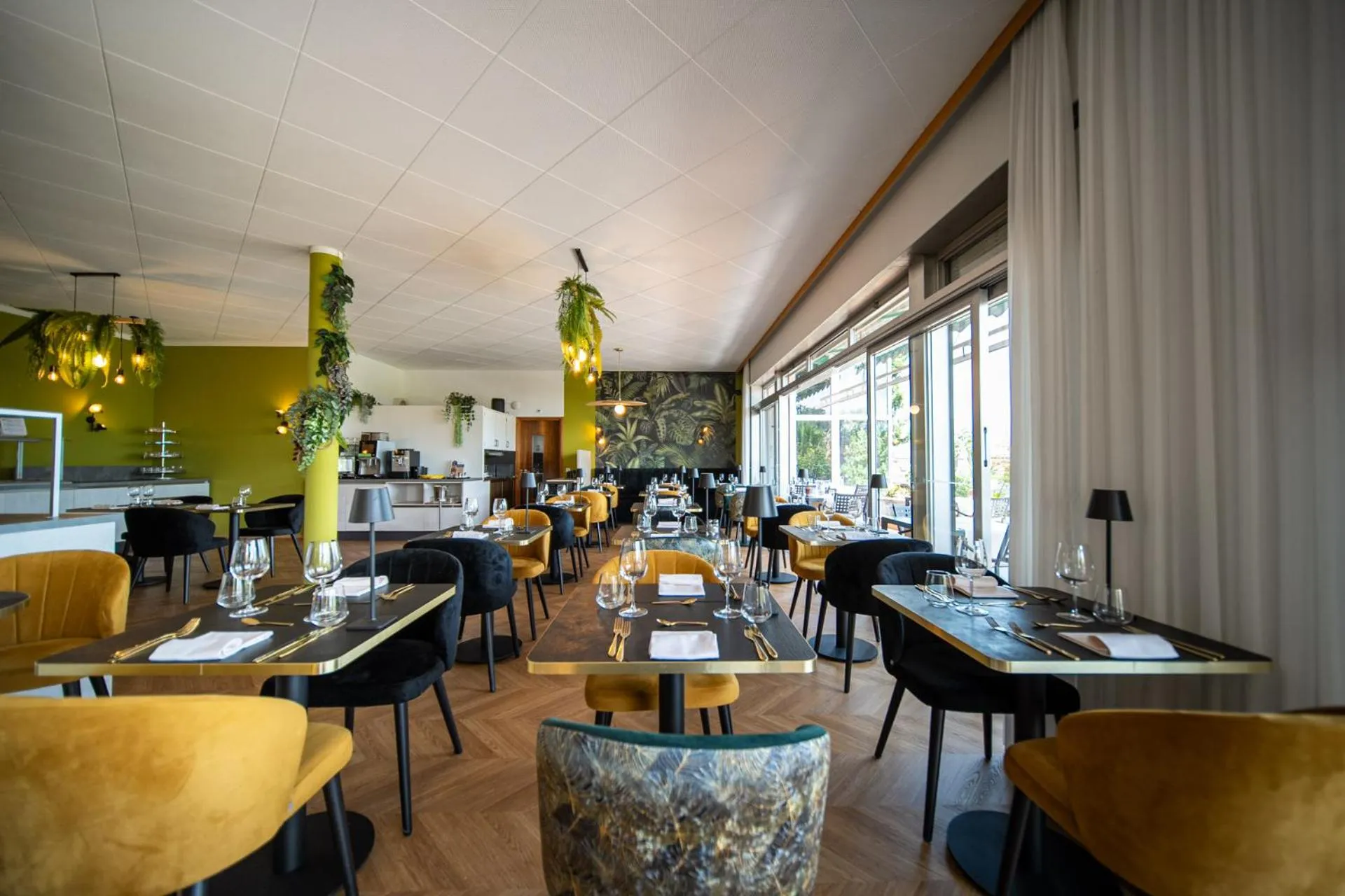 Restaurant/places to eat in Hotel La Perla