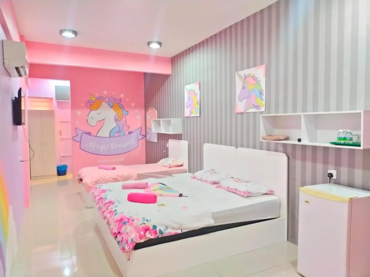 Photo of the whole room, Bed in ANTZ Village Studio