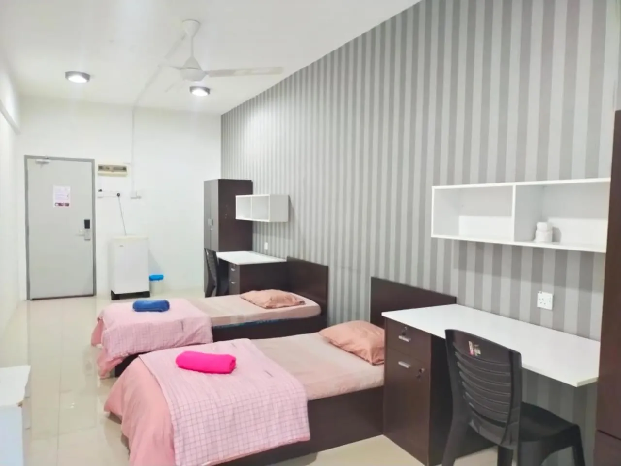 Photo of the whole room, Bed in ANTZ Village Studio