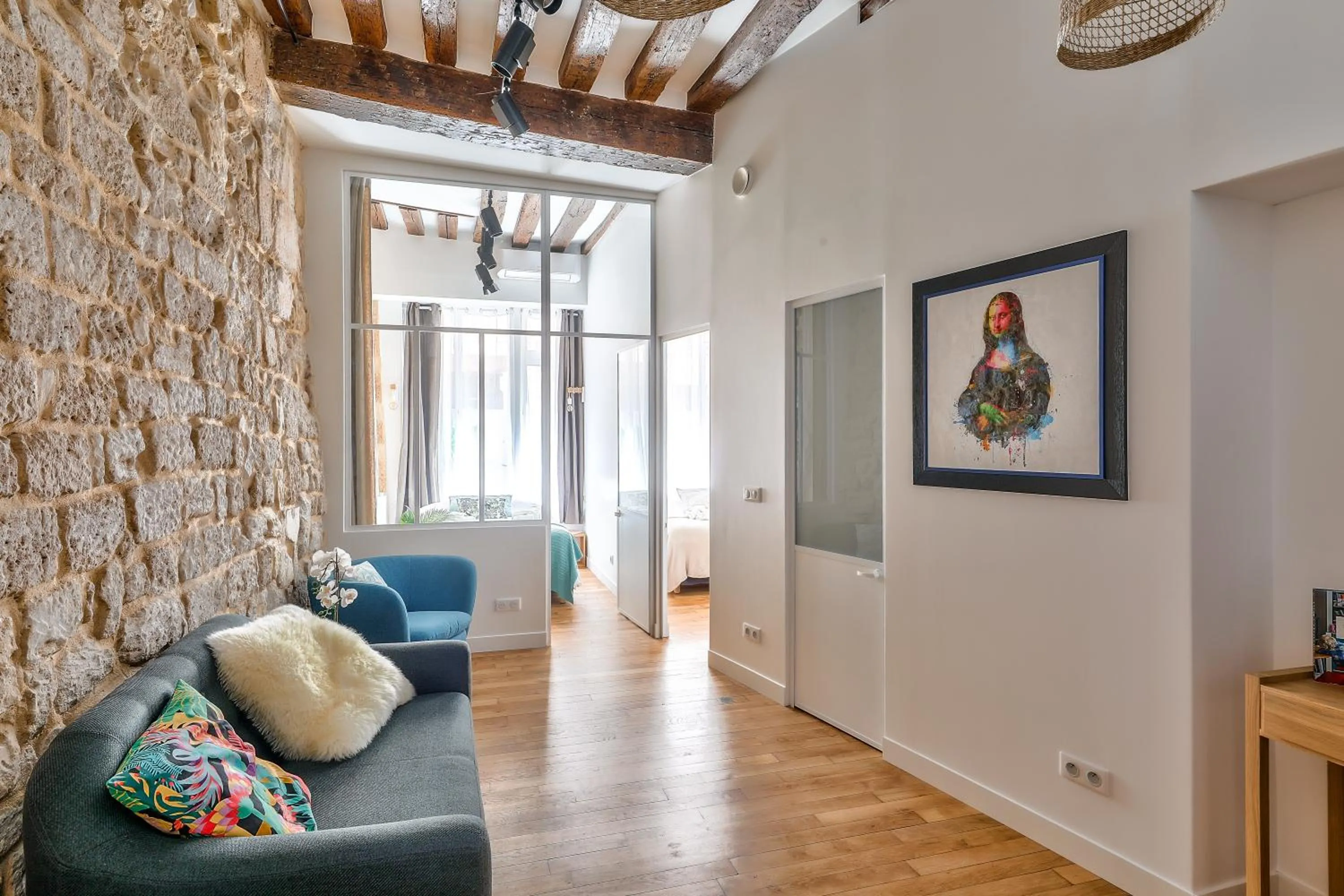 Living room in New Stunning 4 Bdrs Apt, With AC – Le Marais