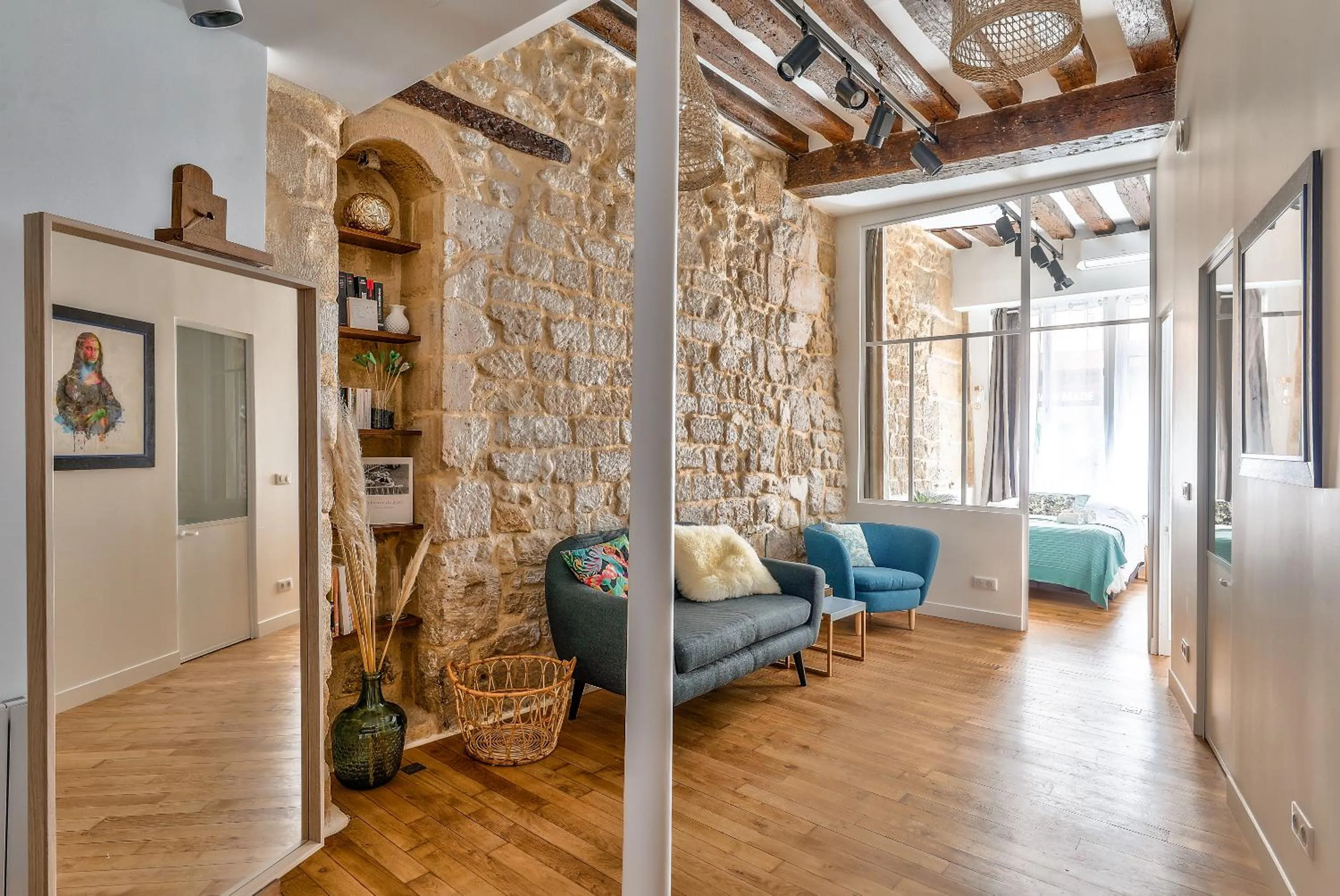 Living room in New Stunning 4 Bdrs Apt, With AC – Le Marais