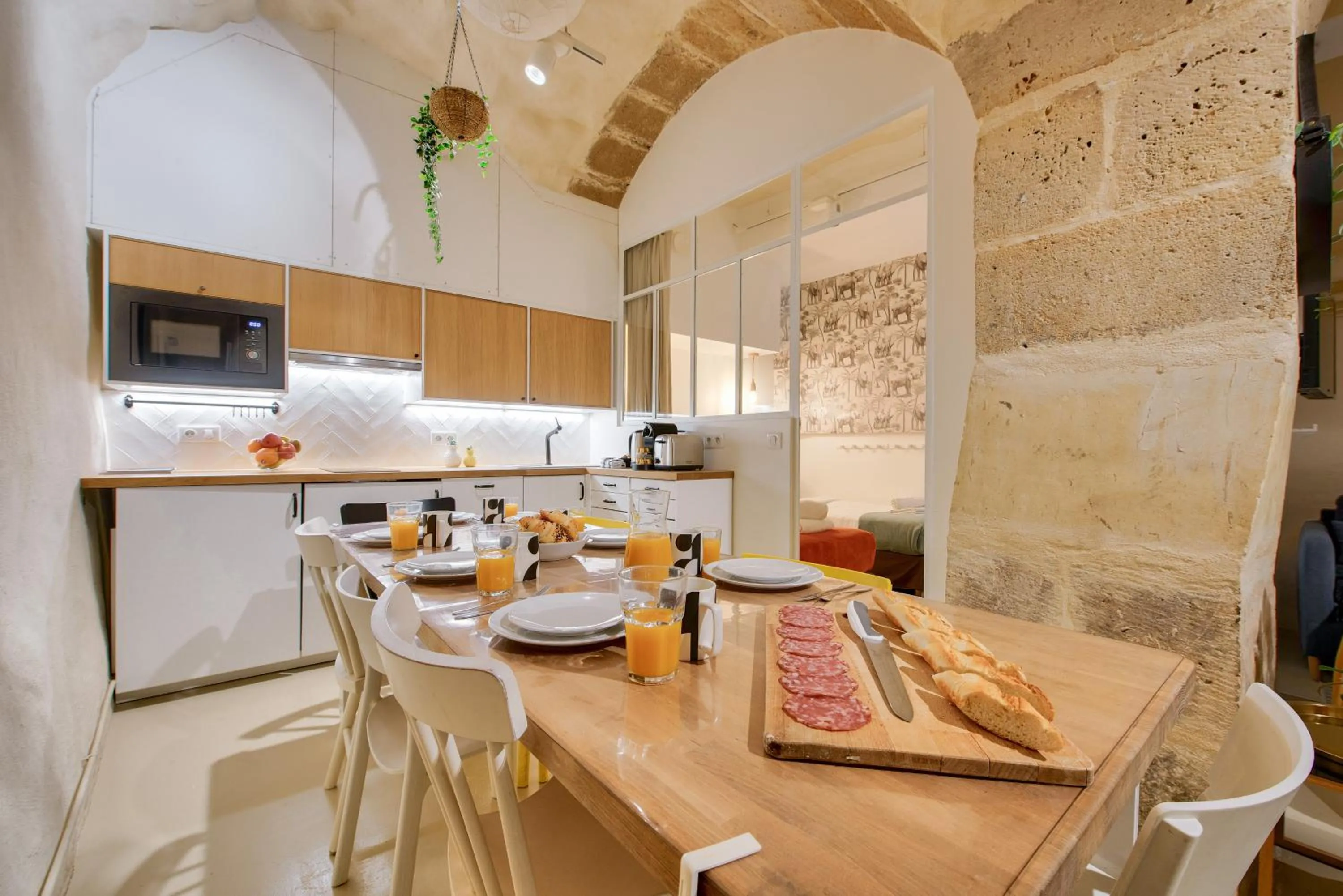 Dining area in New Stunning 4 Bdrs Apt, With AC – Le Marais