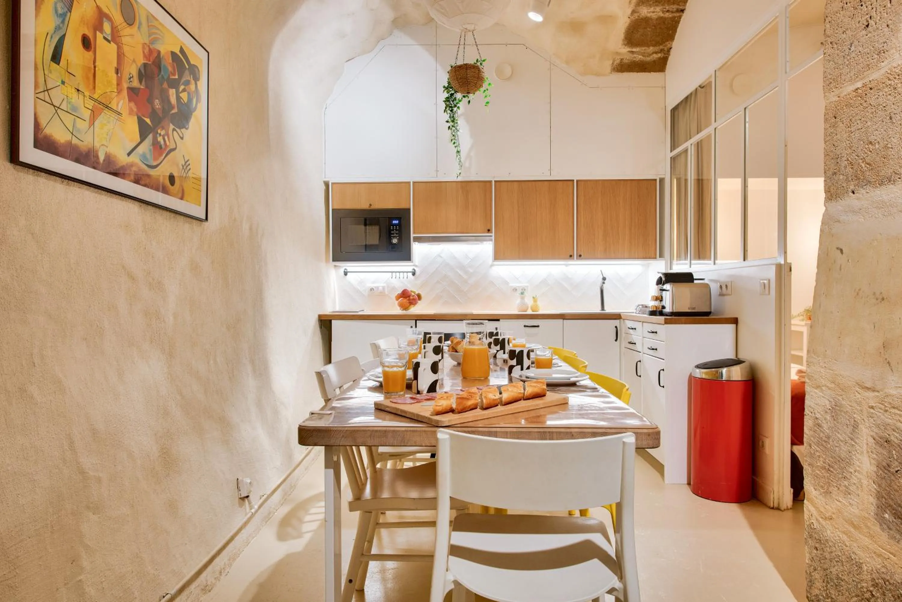 Dining area in New Stunning 4 Bdrs Apt, With AC – Le Marais