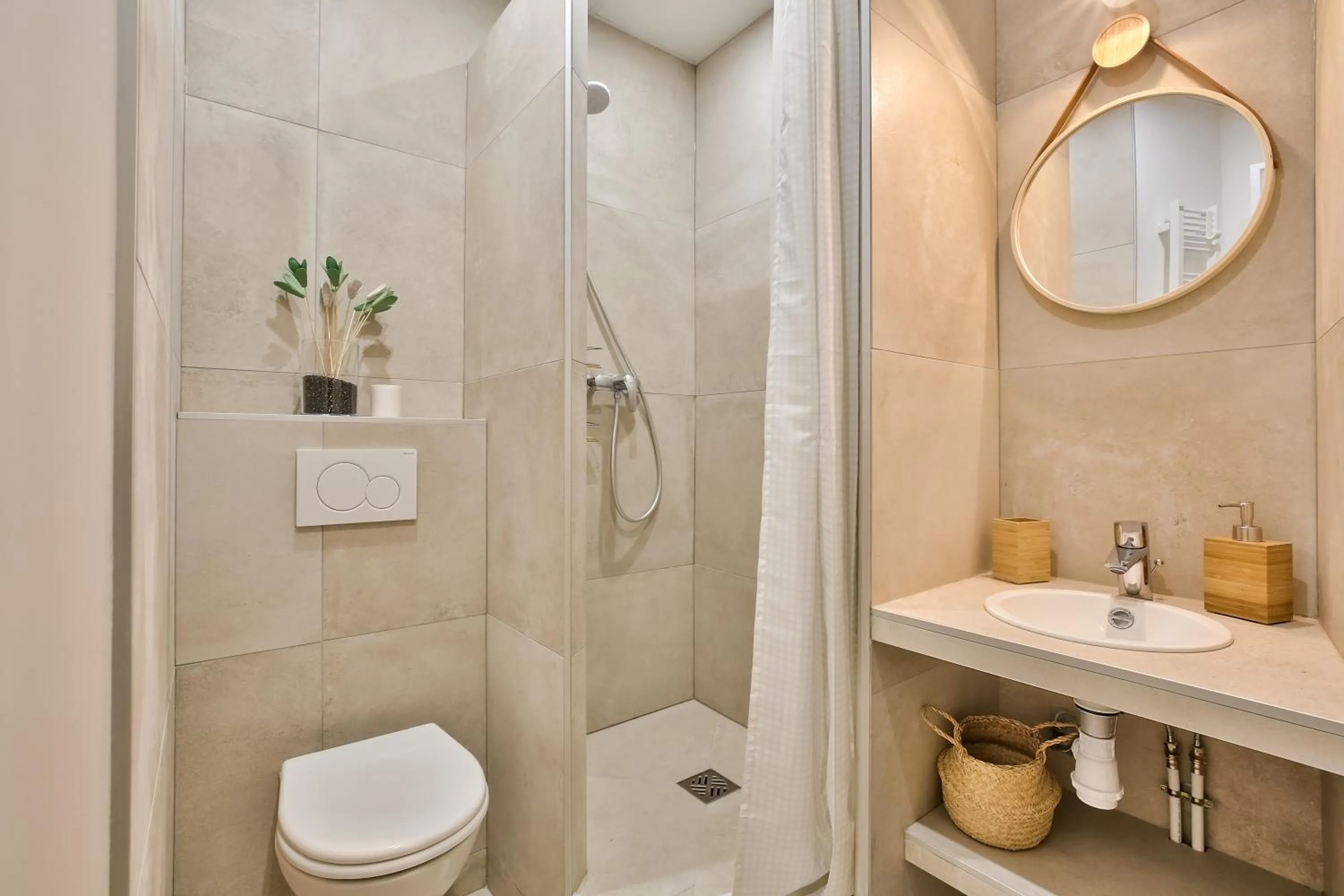 Bathroom in New Stunning 4 Bdrs Apt, With AC – Le Marais