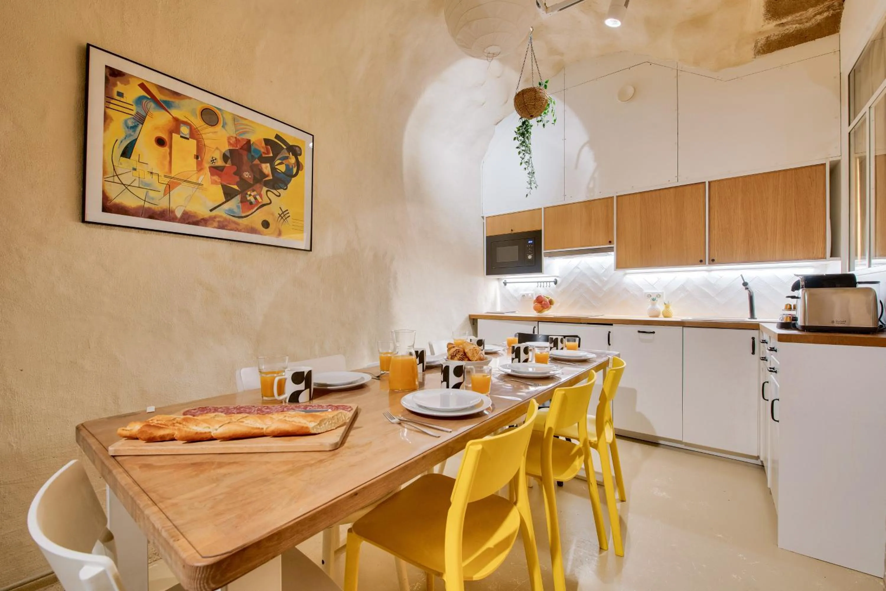 Dining area in New Stunning 4 Bdrs Apt, With AC – Le Marais