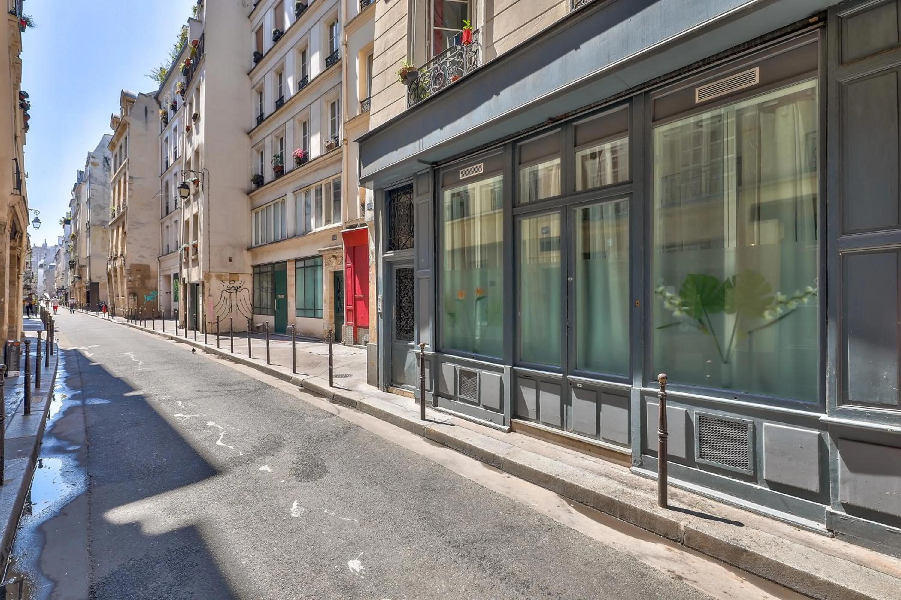 Property building in New Stunning 4 Bdrs Apt, With AC – Le Marais