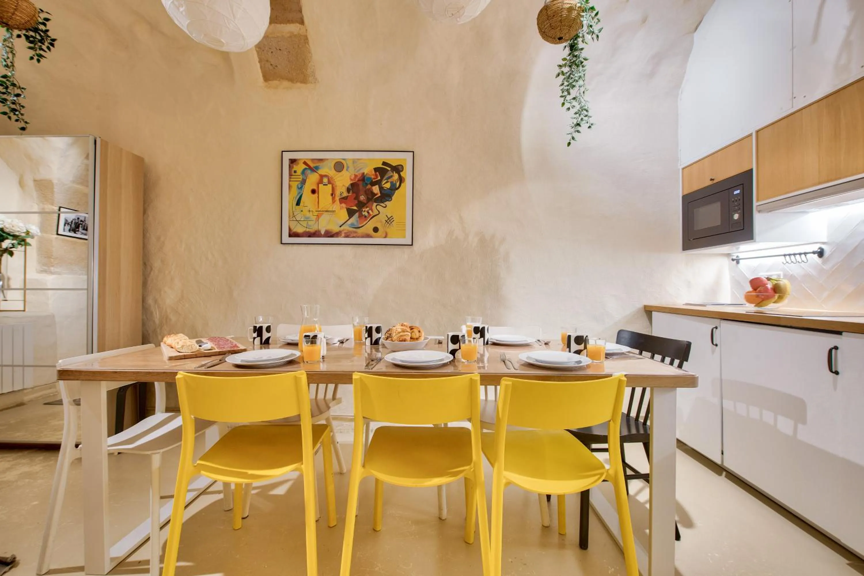 Dining area in New Stunning 4 Bdrs Apt, With AC – Le Marais
