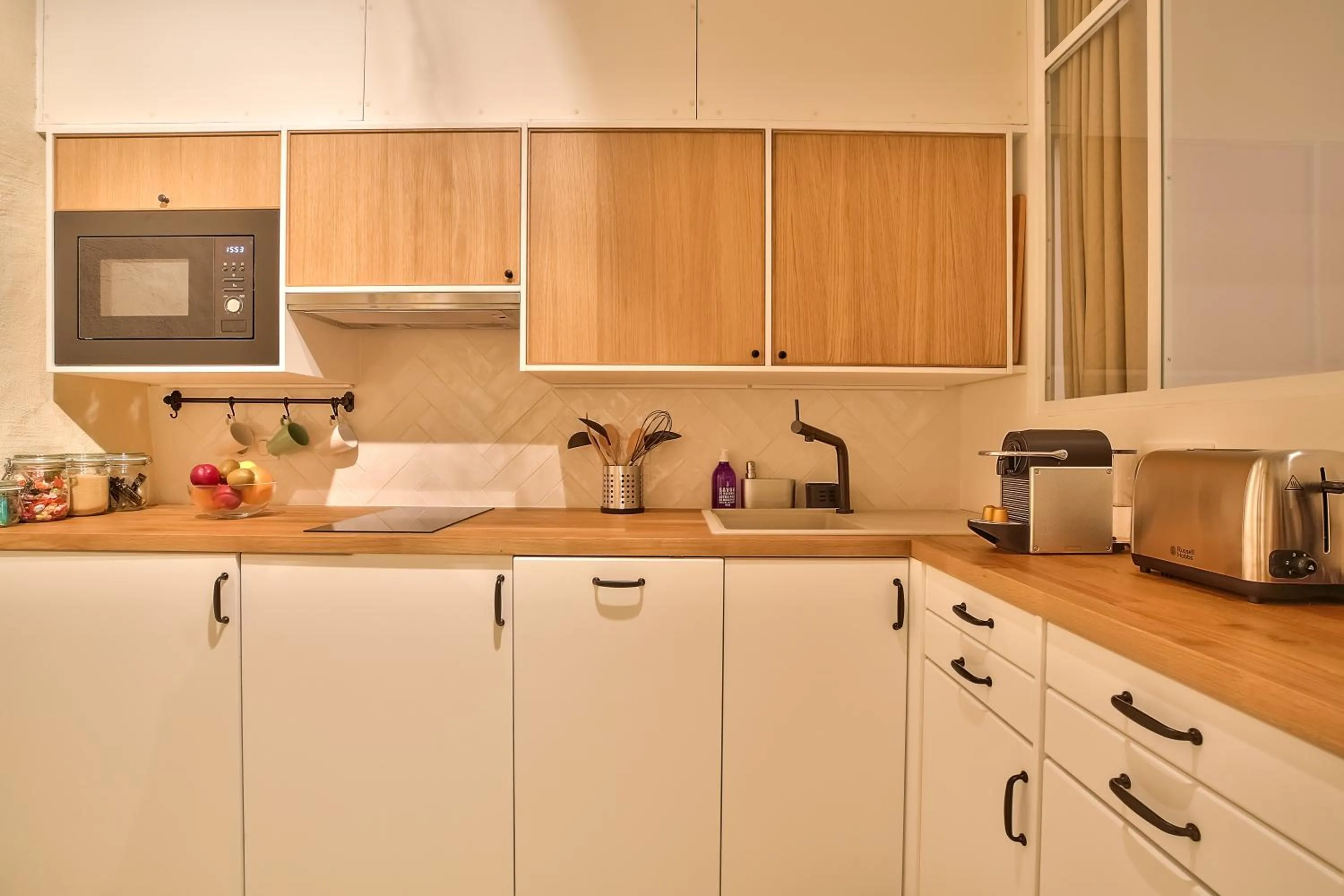 Kitchen or kitchenette in New Stunning 4 Bdrs Apt, With AC – Le Marais