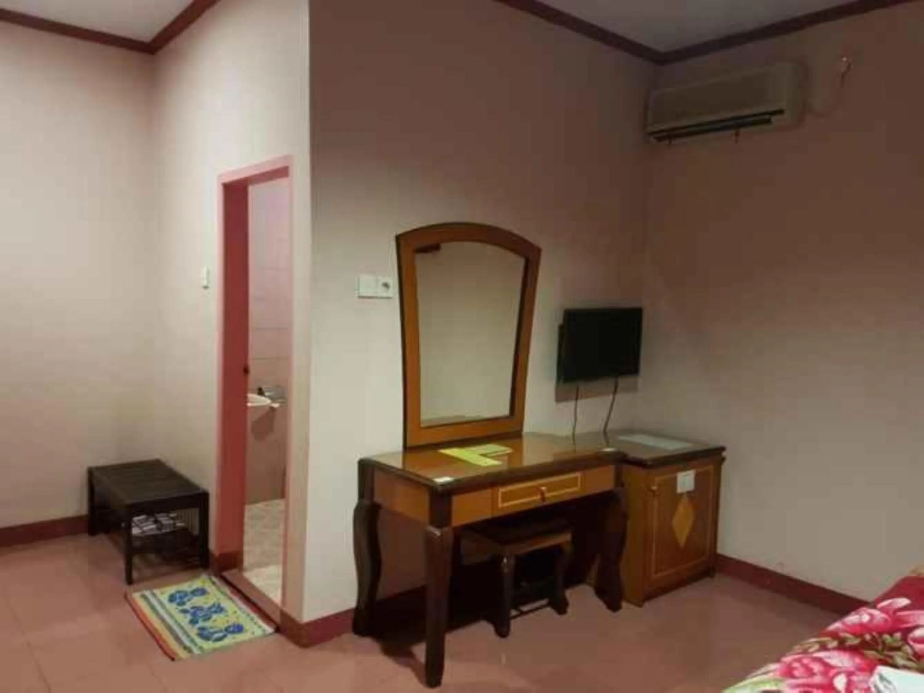 Bathroom, Bed in Hotel Parewisata